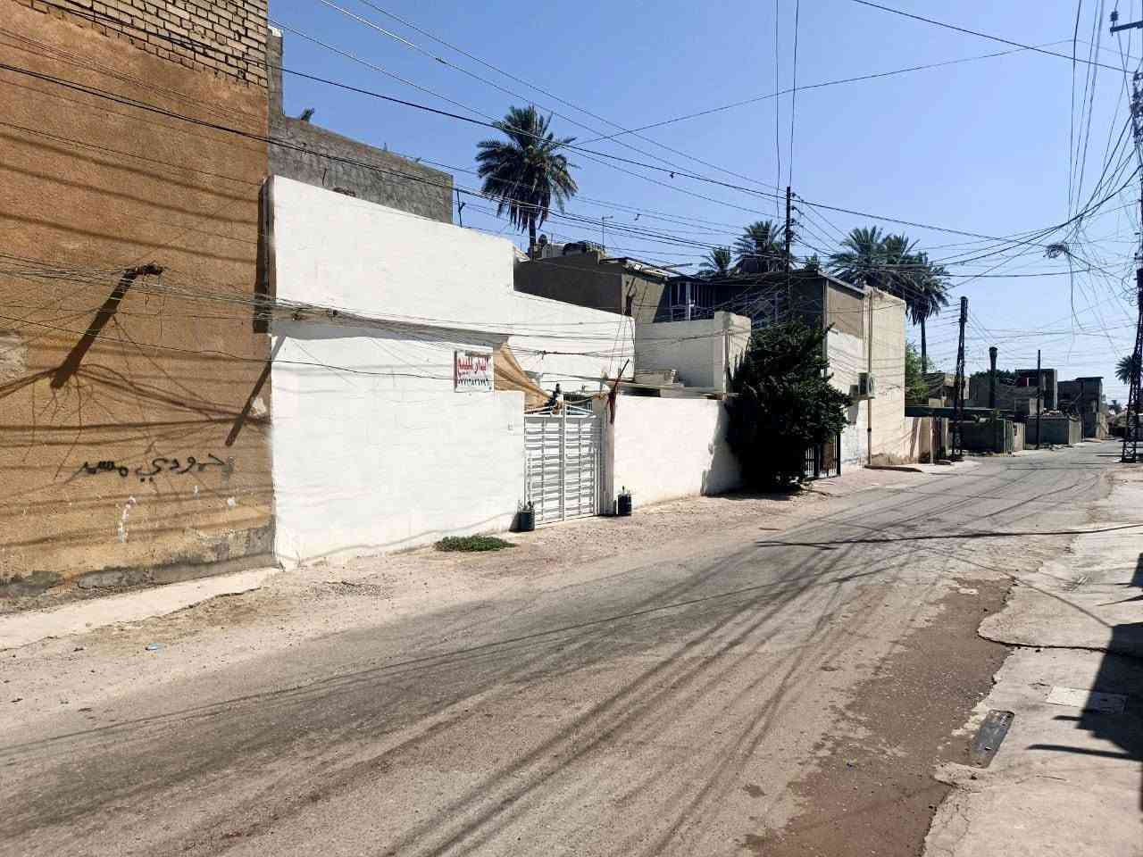 @إشارة 
دار . بيت للبيع  مساحه ١٠٠ متر مرتب على شارع ١٠ متر
العنوان / بغداد  - جسر ديالى القديم محلة ١٠٥ بداية شارع مستشفى ابن الخطيب قرب سوق جسر ديالى القديم 
تفاصيل البيت &&&
استقبل طول ٥ و ٦٠ سم متر.   والعرض ٤ متر
غرفة نوم الاولى الطول ٤ و ٧٠ سم متر والعرض ٤ متر
غرفة نوم الثانية الطول ٤ متر   والعرض ٤ و ٢٠ سم متر
مطبخ الطول ٣ و ٦٠سم متر.   والعرض ٢و ٤٠ سم متر
كلدور الطول ٣ و ٦٠سم متر.   والعرض ٢ و٤٠ سم متر
حمام ١٢٠×١٤٠ سم متر
طرمة الطول ٤ متر والعرض ٩ متر 
صيحات سيراميك ومغسلة يد 
البيت كله ارضيات سيراميك  والطرمة كرانيت 
السقف صب كونكريت تغليف شتايكر جديد
والبناء طابوق و جص وابياض 
شبابيك والابواب حديد 
البيت قرب سوق جسر ديالى القديم ومركز صحي والمدارس 
الهاتف / *********** السعر ٧٥ وبي مجال قليل
