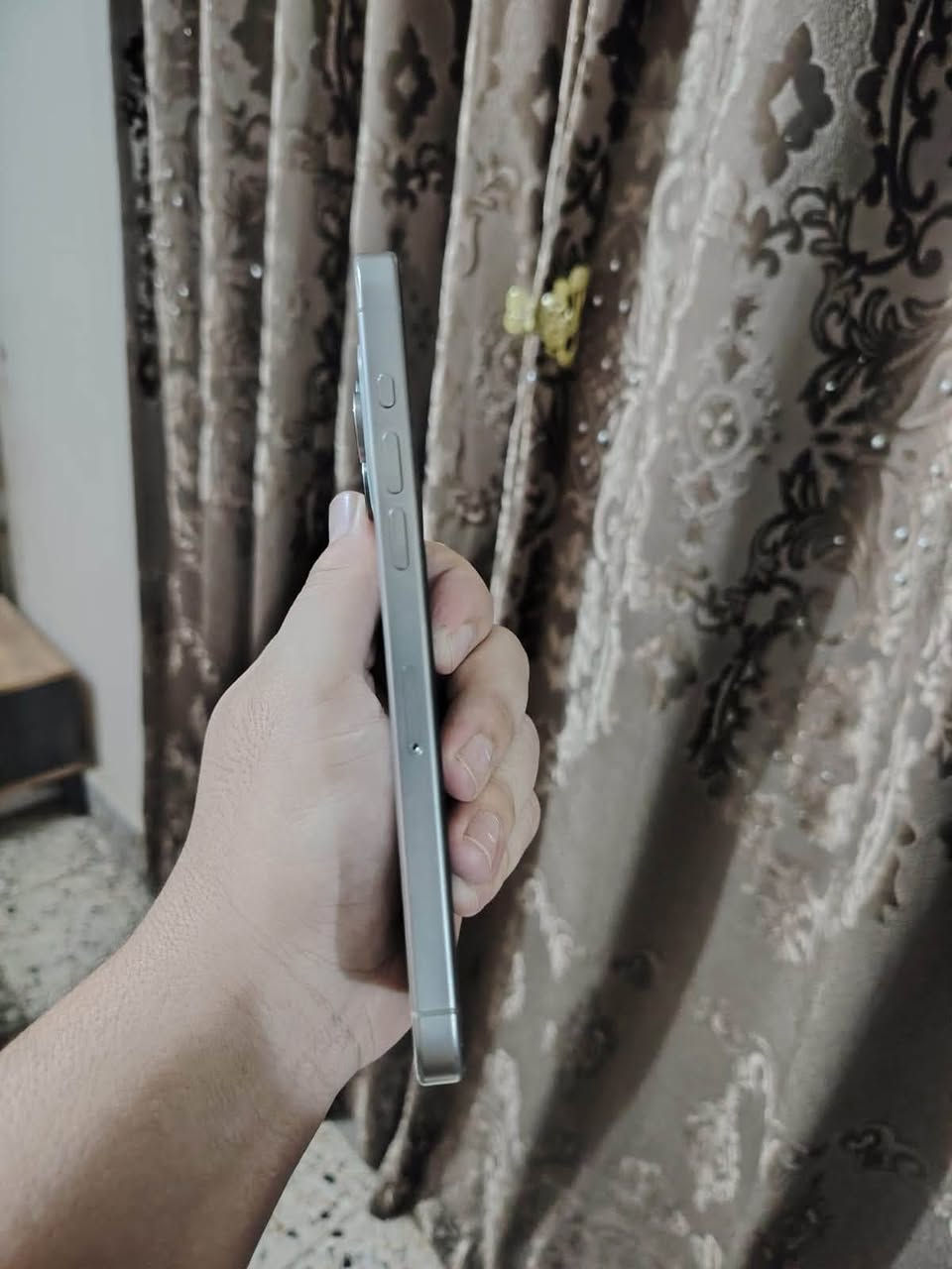 السلام عليكم جميعاً ايفون 15 برو ماكس رصاصي  ويه كارتونته مثل ما موضح بصوره ذاكره 256 بطاريه 80 جهاز بعده ع وضعه البلادي كلشي ما بدل  بي حتى بطاريه بقيته ع80 بس ما بدلته بتجاربه شاحنه اصليه ويا إذا مبدل بي اي شي تاخذ بلاش 
العنوان :بغداد حي اور فلكه صباح الخياط 
رقم الهاتف :***********
واتساب متواجد وماسنجر همين .

