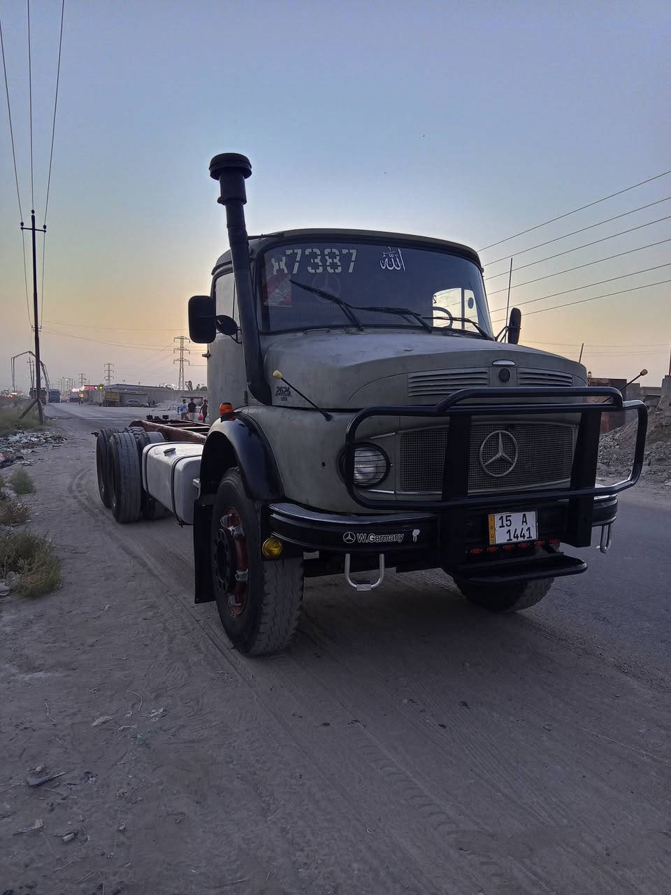 السلام عليكم سياره البيع موديل 81مجموعه جيف كير 90 رقم انبار تحويل مباشر ***********
