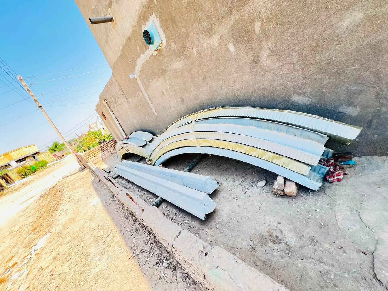 سقيفه كي سبان   منزليه للبيع
نظيفه وجاهزه لون اصفر وابيض 
مع الساقيات الماء + حديد ثقيل + دنگ ثقيل 
ونظافتها كما موضح بصور 

الطول 4 امتار ونص 
العرض 4 امتار 

#السعر  ‭‬ ‭***********‬ابو علي 
غير متواجد على الفيس
