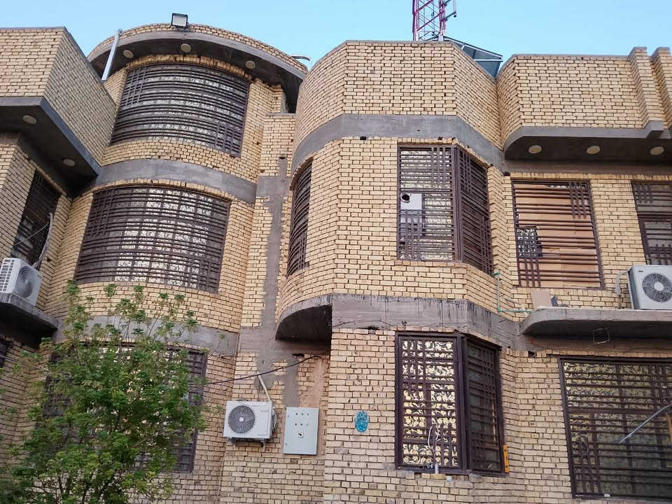 بسم الله الرحمن الرحيم السلام عليكم بيت للبيع المساحه 600مترملك صرف شارع السفينه قريب على جامعة الامام الصادق عليه السلام يتكون استقبال 10في 4 +6غرف نوم نظام سويت+صحيات خارجيه للظيوف حديقه مساحه 200متر تقريبا تحتوي على عدد من النخلات نوع شوثي احمر شجره رمان عدد 2تين عدد 2وباقي اشجار الزينه يحتوي البيت على برج اثير مع مولد كاتم السعر 500
***********
