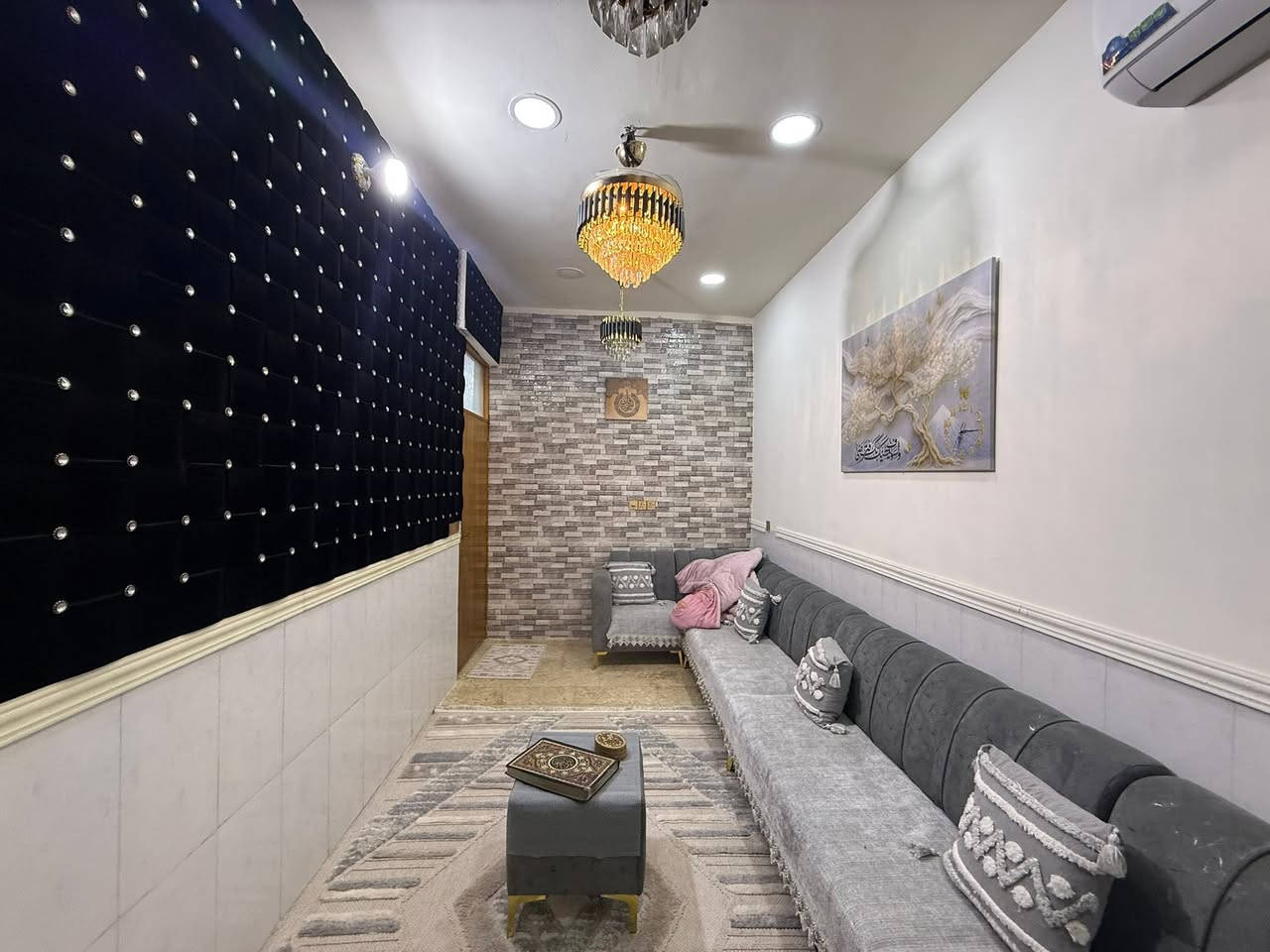 الدار للبيع 🏠 السعر 195 مليون وبي مجال 💵 هو والاثاث 👌يحتوي على ثمان سبالت شغالة البيت مفوووول👌
العنوان الشعب شارع عدن خلف محكمة الشعب 🌹
المساحة 80 م🏠 مدخلين👌
الواجهة 4 م 
النزال 20 م
يحتوي الطابق الارضي على كراج صغير وخدمات خارجية واستقبال ومطبخ معزول ومنور وخدمات وغرفة نوم 
ويحتوي الطابق الثاني على غرفتين نوم وخدمات وبيتونة وسطحين
للاستفسار اكثر يرجى الاتصال على الرقم التالي (متواجد هذا الرقم على الواتس اب والفايبر والماسنجر *********** )
او الاتصال على الرقم الاخر 
***********
او زيارة مكتب تبارك للعقار والمقاولات الكائن في شارع الاسواق المركزية قرب مطعم ميامي
