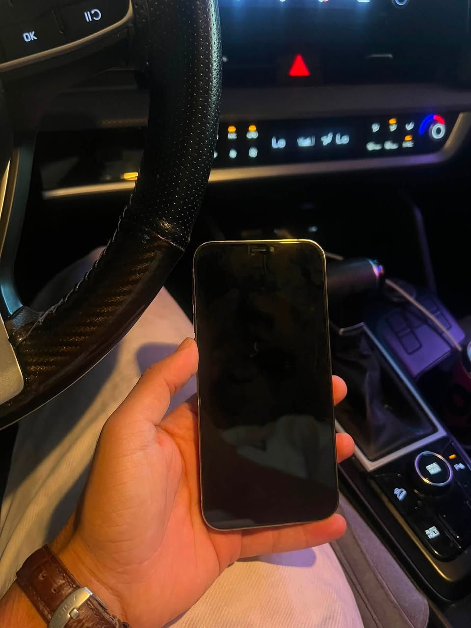 � للبيع iPhone 12 Pro Max

📱 السعة: 128GB
🔋 البطارية: 78%
✨ الجهاز نظيف 100% ومحافظ عليه 
برغي مامفتوح بالجهاز
السعر 425 وبي مجال
***********
