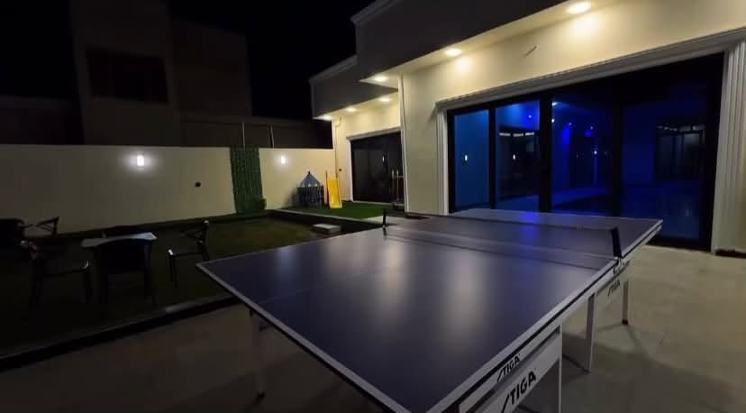 🌿🏡 تدورون على مكان يغيّر نفسيتكم ويخلي يومكم غير؟ 😍✨
إذا مليتوا من الروتين، من الزحمة، ومن قعدة البيت، وعندكم جمعة أهل أو أصدقاء وتريدون مكان هادئ ومرتب تقضون بيه يوم كامل من الونسة والراحة… مزرعتنا هي المكان المناسب إلكم 🌴🤍

هنا تگدرون تعيشون أجواء بعيدة عن ضوضاء المدينة، تستمتعون بالهدوء والطبيعة، تسوون جمعتكم الحلوة، تشوون وتطبخون، تشربون چاي وگهوة، وتخلون يومكم مليان ضحك وذكريات حلوة ☕🔥🥩

المكان مناسب للعوائل 👨‍👩‍👧‍👦، للأصدقاء والربعات 🧑‍🤝‍🧑، ولأي شخص يريد يطلع من جو الشغل والدراسة والضغط اليومي ويأخذله يوم راحة وراحة بال 🌿😌

✨ تريدون تسوون عزيمة؟
✨ عندكم مناسبة أو عيد ميلاد؟
✨ تريدون جمعة أصدقاء؟
✨ تريدون مكان للعائلة بعيد عن الزحمة؟
✨ لو بس تريدون يوم هادي وونسة حلوة؟

كلها تگدرون تسووها بالمزرعة وبأجواء مريحة وخصوصية حلوة 👌❤️

🌴 تخيل يومك من الصبح… توصلون للمزرعة، ترتاحون، تقعدون بين الأجواء الهادية، الأطفال يلعبون، الشباب يسوون الشوي، الأهل يسولفون ويضحكون، وبالليل تكمل الونسة واللمة بأجواء أجمل 🔥🌙

مو بس مكان للإيجار… المكان للذكريات الحلوة ❤️. 
📍 الموقع: [المدائن منطقه التويثه ]
📞 للحجز والاستفسار: [***********]
💰 الأسعار: [حسب اليوم والشفت]
⏰ الحجز حسب الأوقات والأيام المتوفرة

❤️ مزرعتنا تنتظركم حتى تعيشون يوم كله وناسة، راحة، ضحك وذكريات حلوة.

لمّوا أحبابكم… والباقي علينا 🌴🔥

📲 للحجز راسلونا خاص أو اتصلوا على الرقم، ونرتبلكم كل التفاصيل.

