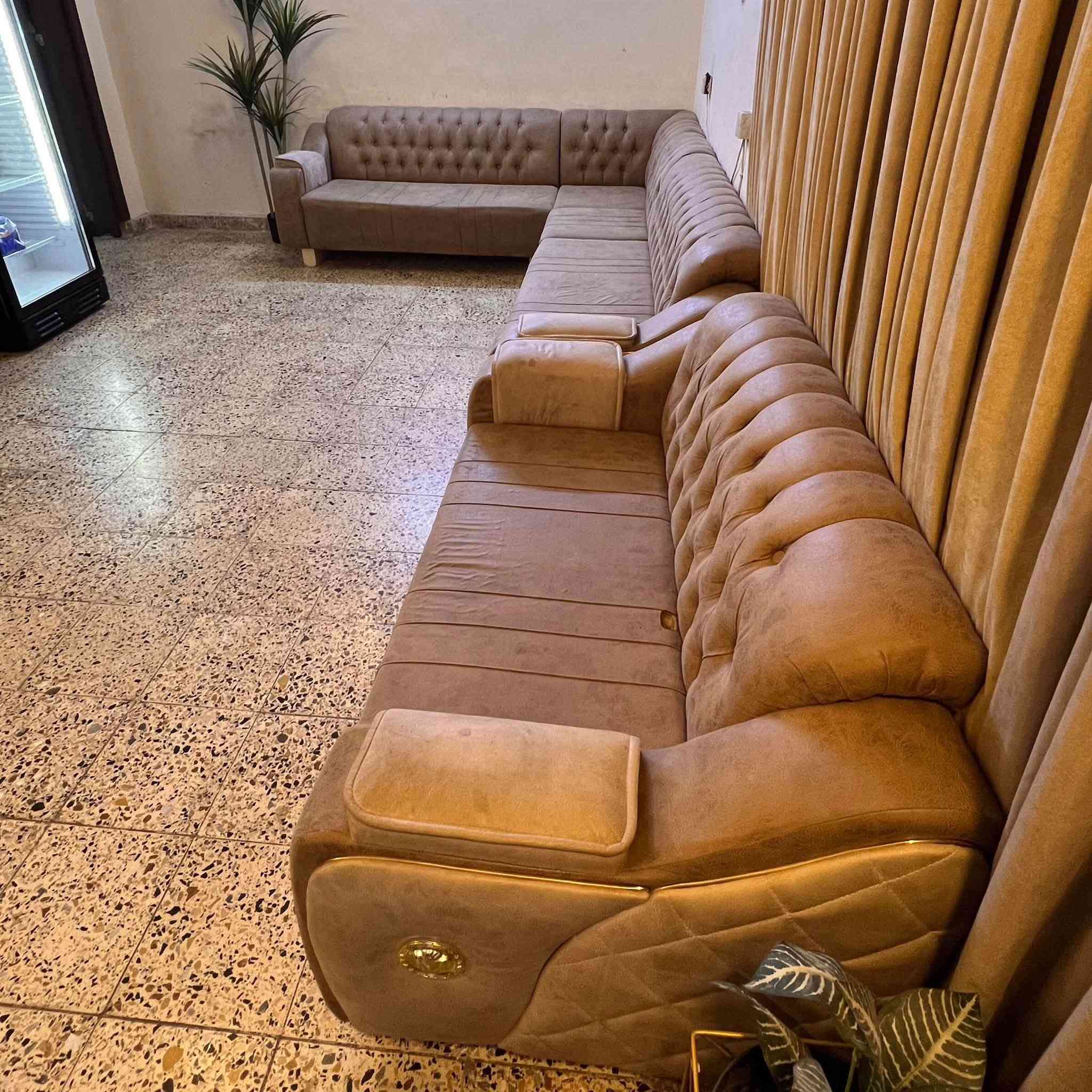 ديوان مستعمل نظيف تصميم عصري حديث
✔️ قماش وتربروف وسهل التنظيف

✔️ 10 مقاعد قنفة منفصلة مقعدين-وكرسي مقعد-وزاوية مقعد-و ديوان منفصل 6 مقاعد ممكن يترتب بشكل ديوان كامل وممكن ينفصل ويترتب مثل متحبون 

✔️ خامة قوية وضمان على المتانة
✔️ شبه جديد – استخدام قليل نظيف

🔸بيه ضرر بسيط …[خلع رجلين اماميات  وحدة من القنفات و حرق بسيط بالفحم غير ضاهر للقنفة الثانية]…

سبب البيع تغير اثاث🚫🚫🚫

📍 الموقع: [ بغداد-السيدية-حي الاعلام]
📞للاستفسار: [ ***********]
