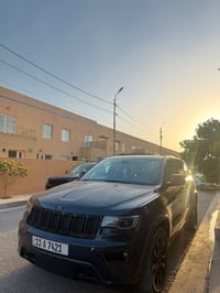 جيب شيروكي موديل 2018 رقم بغداد باسمي  اللون سمنتي بلاك  گير محرك جديد...