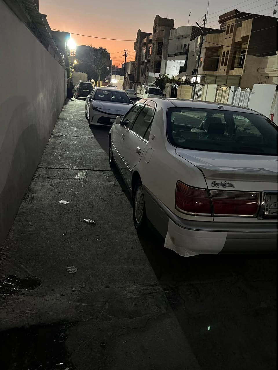 سه ره تا به ناوى خواى گه وره و ميهره بان 
مه ليكه ى ساغ بؤ فرؤشتن 
مؤديل 2000 رى 3  دوگمه ى مه كينه D4 گه وره ى 75 سه ياكه بل پاكه ته 
سه ياره كه ده عامى بؤ ده عامى به شه رت سبوغى نيه 
سه ياره كه له سه ر ده قى شه ريكه ماوه ته وه 
140 هه زارى حه قيقى رؤيشتيه 
گير و مه كينه و ته قه و ره قه به شه رت
سه ياره كه سه نه وى و پاكانه و كؤدى له كه له 
نرخ (85 ) مه جاليكى كه م ***********
*********** أربيل, العراق
