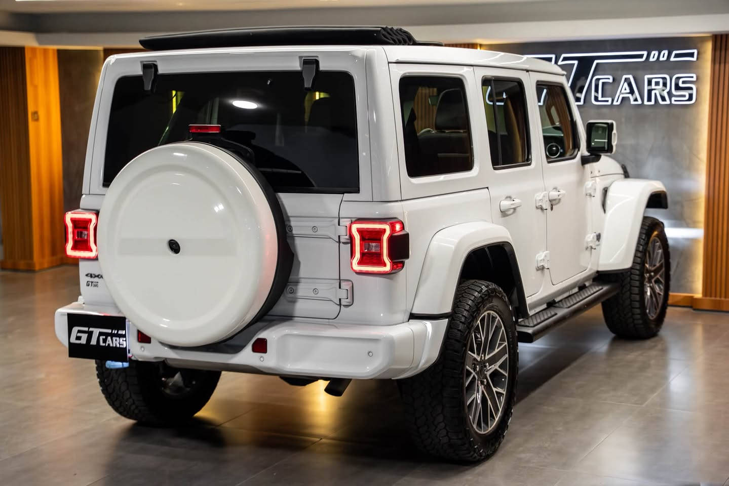jeep Wrangler haig altitude  🤍🔥
اجمل واحلى رانكلر القطعة النادرة والمميزة جداً 

رقم السيارة : بدون رقم يترقم محافظات اقليم 
موقع السيارة : دهوك 
نوع السيارة : جيب رانكلر 
موديل السيارة : 2024 
المسافة المقطوعة: 21.000 ميل 
حجم محرك 4 سلندر هايبرد 4XE

مواصفات:  high altitude  فول 1/1 

بصمة تشغيل 
بصمة ابواب 
كراسي تدفئة وجلد كامل 
ستيرن تدفئة 
تشغيل عن بعد 
سقف بانورامي 
تبريد مركزي قطعتين 
دفع رباعي 4*4 
تحكمات تحديد سرعة اوامر صوتية فول 
شاشة كبيرة 
كاميرات عدد 2 امامي وخلفي 
انظمة قيادة hybrid.electric.saev 
تراكشن مانع انزلاق 
نظام اوتو ستوب 
لايت زينون LED
بك لايت LED
حساس خلفي 
رادار مانع تصادم امامي 
رادار نقطة عمياء 

ملاحظات:  بدون صبغ مكفولة كفالة عامة سيارة جديدة ما شاء اللة 

للأستفسار :

***********
***********
