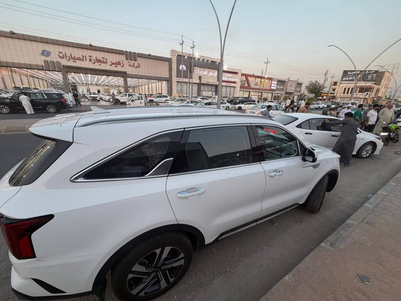 السلام عليكم ورحمة الله وبركاتة
سياره كيا سورنتو للبيع 
موديل :  2023
السعر : 270 وبيها مجال
العداد : 55.000 km
گير موس 
كشنات امامي كهرباء 
محرك 6 سلندر 
ملاحظه : السياره مكفوله من الصبغ و البارد و الفتح و التبديل 
كير و محرك كفاله
مكلف بالنشر رقم صاحب السياره 
العنوان: الانبار- الرمادي  
موبايل:  ***********

