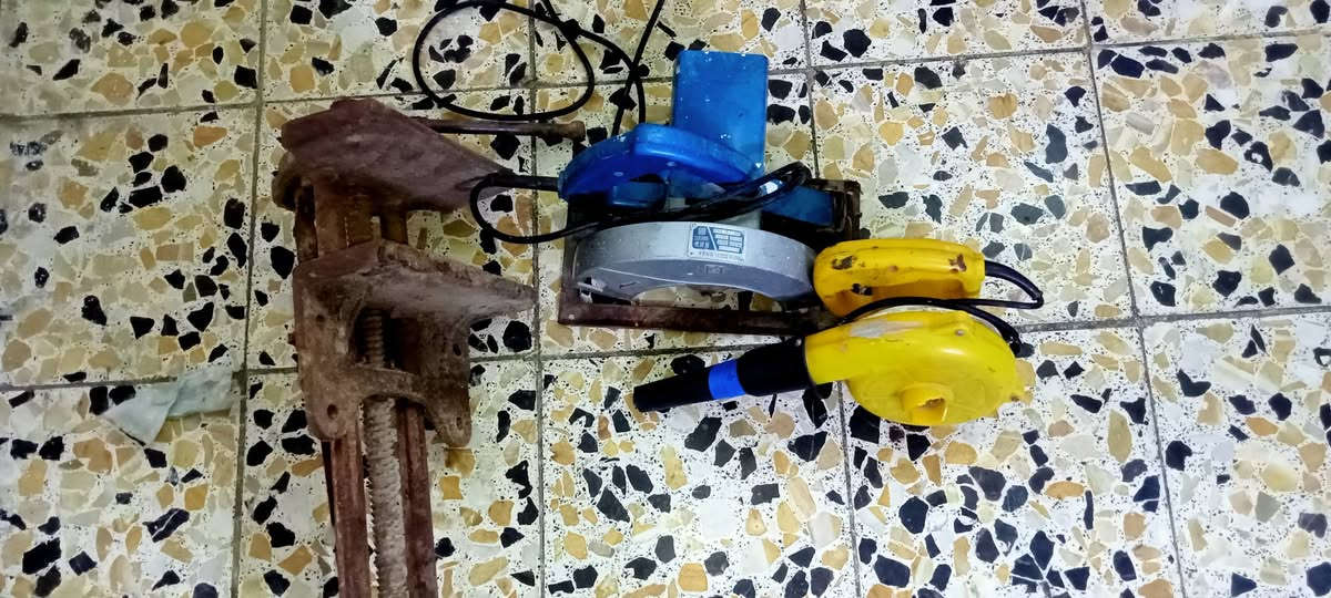 السلام عليكم للبيع منشار كهرباء ٣٠الف فخة نجارة انگليزي ٢٥الف بلاور هواء ١٠كلهن على الفحص شغالات بغداد مدينة الصدر ***********
