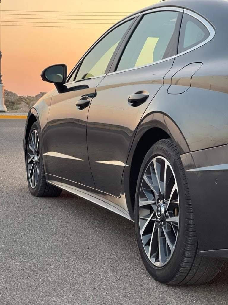 للبيع سيارة :( معوقين) هيونداي_سوناتا_فئة_لمتدد_LIMITED( أعلى فئة ) فول مواصفات 1/1
الضرر : صندوق فقط 

الرقم : مرقم بغداد معوقين ( شرط ضمان التحويل )
الايرباكات : بدون ضرر اي ايرباك 
نكفل السيارة من ( الشاصي ، الغرق و الايرباك واللغود) 

•المواصفات :
السيارة : هونداي سوناتا لمتدد لون رمادي 🩶
الموديل : 202‪2
المحرك : 1.6L توربو (اربعة سلندر)
العداد :57Km
حجم الويل : ويل كب حجم 19 مع طقم تايرات بحالة ممتازة
لايتات اربعة عدسات زينون اصل مع حاجب LED
بصمات عدد 2 للأبواب مع بصمة جنطة وبصمة تشغيل
قمارة بانوراما
حساسات في الجامه الامامي في نضام الامطار 
نظام الكاميرات الأربعة برؤية 360 درجة
رادار امامي مانع تصادم
حساسات ورادارات الانحراف عن المسار
حساسات ورادارات الاجتياز الجانبية (نقاط عمياء)
حساس امامي اصل
حساس خلفي اصل
شاحن واير ليس (لاسلكي)
شاشة الدشبول حجم كبير للتحكم بأيعازات السيارة
غرفة السيارة:كشنات السيارة جلد vipابيض
كشن ذاكرة (خزن ميموري) لكرسي السائق
تحكم فول كهرباء لكرسي السائق والراكب
تبريد وتدفئة لكشنات المقدمة
تدفئة بالستيرن
تبريد قطعتين امامي وخلفي
تحريك المركبة إلى الامام والخلف من خلال البصمة
سايد بريك دكمة
سستم صوت BOSE
اشاير بالمرايا الجانبية
تحكم ستيرن جهتين بلوتوث وحاكية وكروس سرعة وتحكم صوت 
شاشة داتا شو
نظام ABS مانع انزلاق
السعر.150 $  اتصل وتدلل
العنوان بغداد
***********‪
***********
متوفر واتساب
