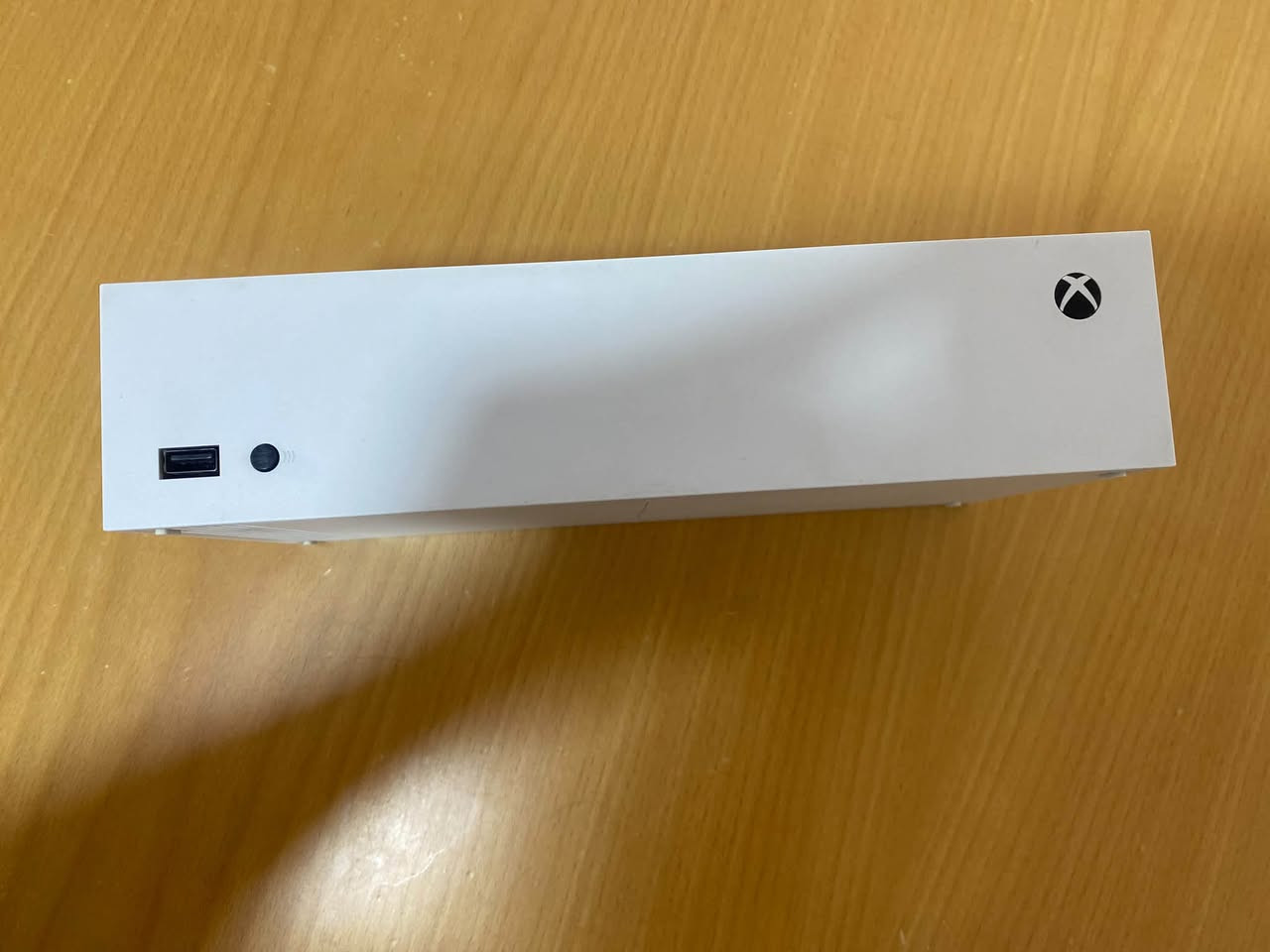 🔥 للبيع: بكج إكس بوكس سيريس اس (Xbox Series S) متكامل - بحالة الوكالة! 🔥
جهاز الجيل الجديد، ستيكر الشركة ممفتوح نهائياً (ما مفتوح ولا مصلح)، ويا فول ملحقات، جاهز للعب المباشر!
🎮 تفاصيل الجهاز والبكج:
 الجهاز: إكس بوكس سيريس اس (الستيكر الأصلي ممفتوح).
 اليدات: يدتين (اليد الأصلية + يدة سوداء إضافية أصلية).
 قاعدة الشحن والتبريد: قاعدة مخصصة + مروحة تبريد مدمجة.
 البطاريات: بطاريات قابلة للشحن.
 🎁 هدية ويا الجهاز: اشتراك جيم باس (Game Pass) شغال مجاناً!
 الملحقات: كافة الوايرات الأصلية + الكارتون.
💰 سعر البُكج (بدون الهارد): 575,000 دينار عراقي.
💾 إضافة اختيارية (هارد خارجي):
متوفر أيضاً هارد Seagate بسعة 5 تيرا (يكفي لمئات الألعاب) بسعر 190,000 دينار عراقي.
💰 السعر الإجمالي للبُكج كامل ويا الهارد (شلع): 770,000 دينار عراقي (وبي مجال للطيبين).
📍 العنوان: بغداد - الصالحية.
📞 للتواصل (اتصال / واتساب): ***********
