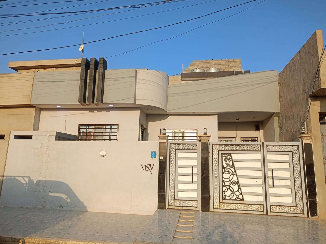 بيت للبيع المساحه 100 متر مربع حي السماح السياسين مقابل مدرسة الكويتيه بناء حديث نضام دكتات للاستفسار مراجعة مكتب ابو اياد 👑👑 
شارع 20 قرب مدرسة الصينيه 
   ***********
*********** ابو اياد
