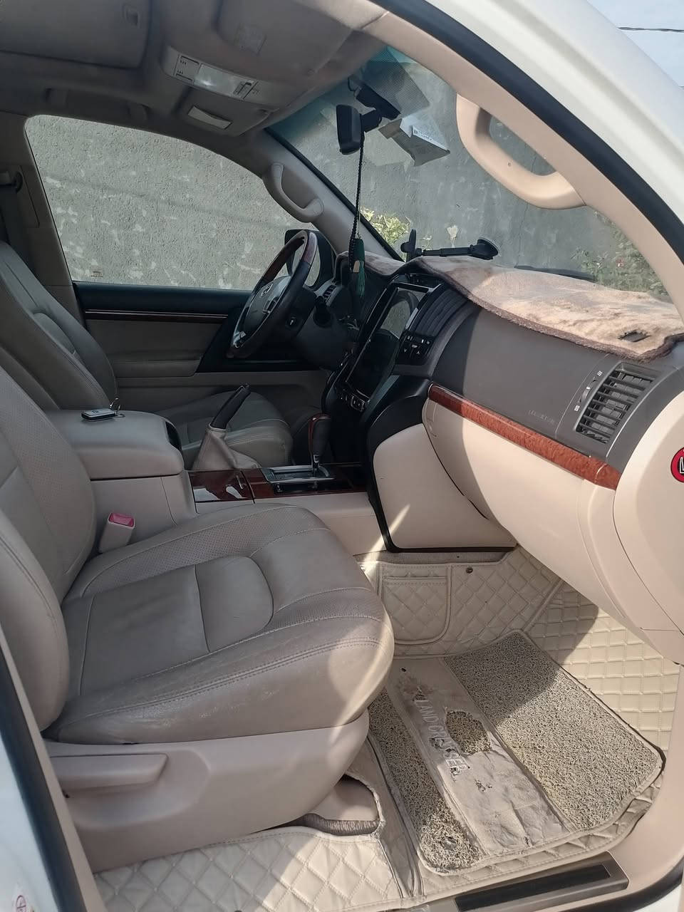 سلام عليكم البيع فقط نقد لاندكروزر موديل ١٢ الون ابيض بيه قطعتين صبغ فقط رقم الهاتف *********** خاص ماكو فقط اتصال السعر ٣شدات وبيه مجال بصيط
