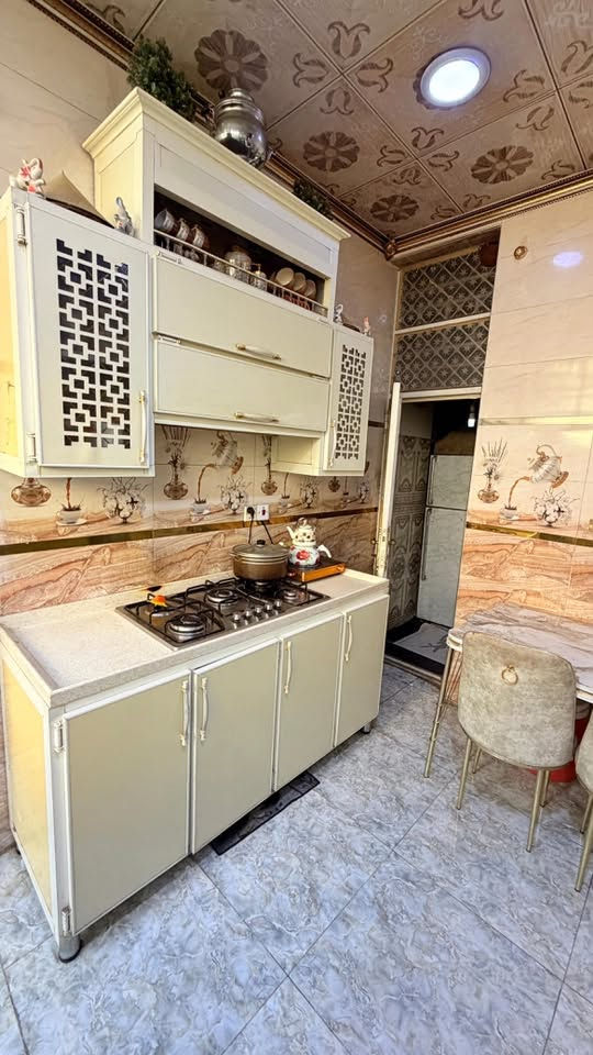 سلام عليكم عندي بيت بكربلاء ١٠٠ متر  للبيع ب ١٧٥ وبي مجال مكون من ٤اربع غرف نوم  استقبال صاله مطبخ صحيات  يبعد عن الحولي مال مشايه شارع ابو مهدي المهندس حوالي  ١٠٠ متر  حي سومر حي نواب شارع العربض ١١ متر عرضه اعرض شارع بحي النواب جاهز زراعي سند ٢٥ 
يبعد عن الامام الحسين (ع)  ٤ كيلو متر يصلح حسينيه  او سكن 
الاستفسار *********** . 
الكاع اصوليه تابعه الى السيد فوزيه البهادلي معروفين
