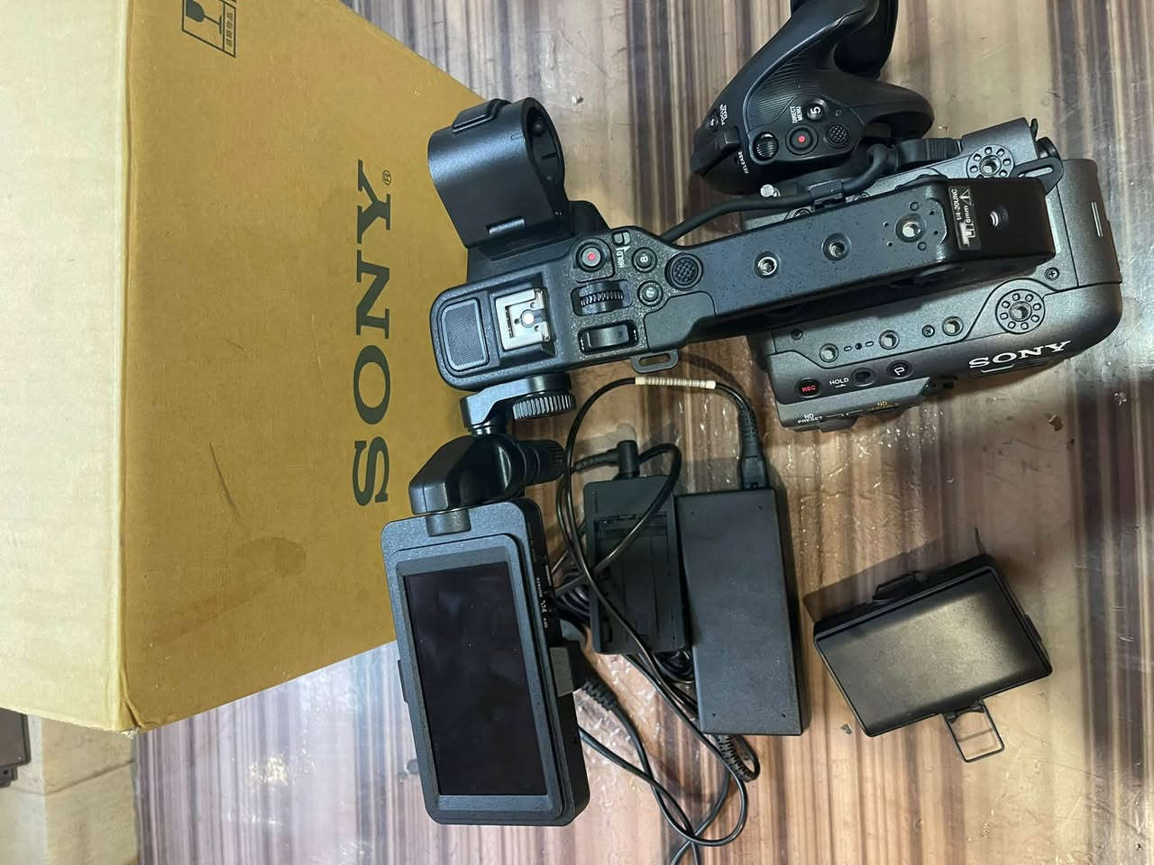 كامرة سوني FX6 للبيع مشتغلة ساعتين ونص فقط كامرة جديدة استعمال شخصي بدي فقط مع بطارية وشاحنة الي يحب يتواصل وياي بمكاني بغداد ***********
