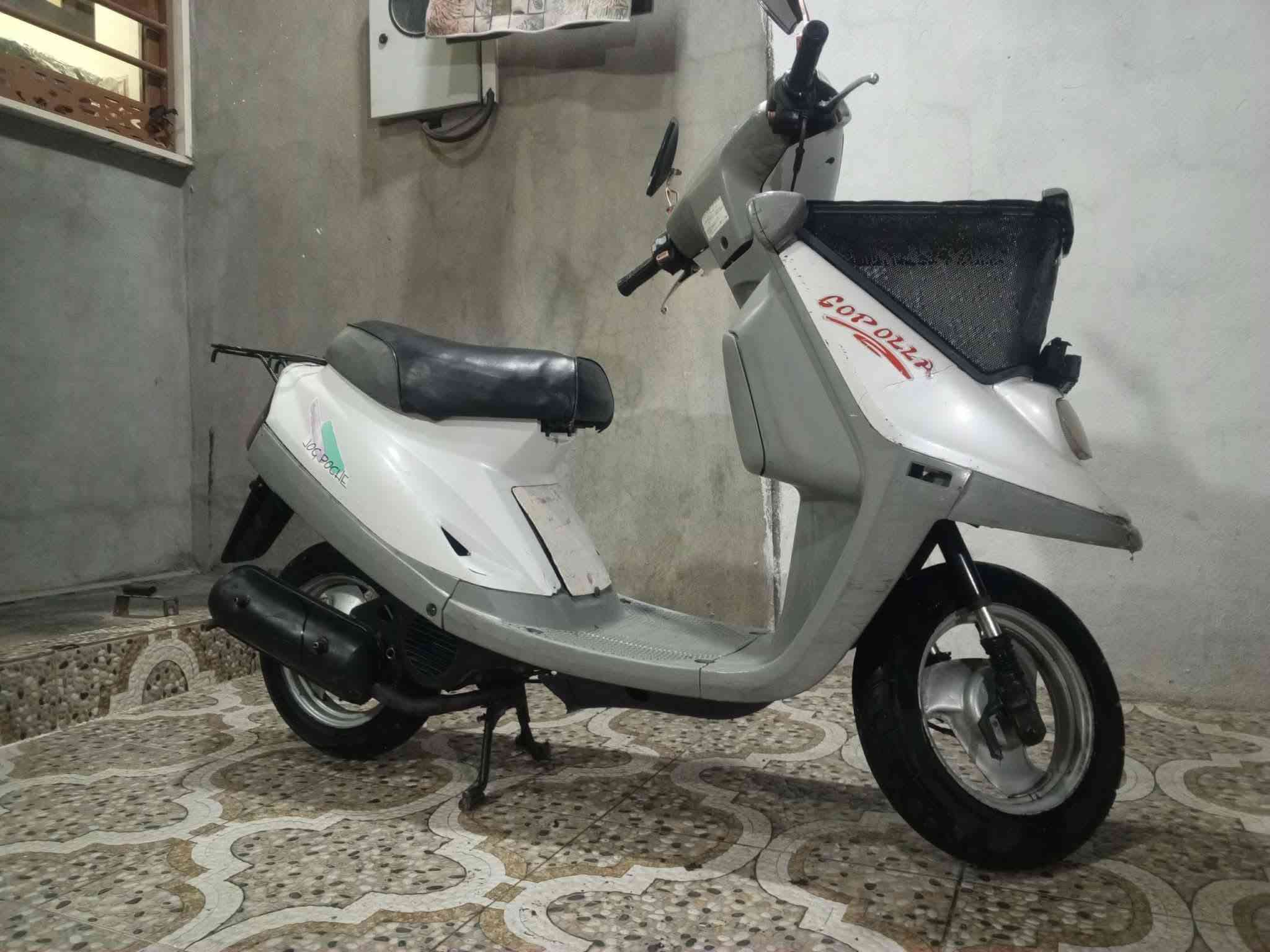 السلام عليكم، هذه الدراجة للبيع
النوع: ياماها (Yamaha))

المحرك: ما مفتوح وبدون أي مشاك

الكهربائيات: كلها شغالة ونظيفة

العدادات:شغال(عدادالسرع البنزين)

المكابح (البريك): يقف بمكانه، بدون أي عيب 

الفطر (الشرائح/الكفرات): ما مكسور 

وجاهز بلاديالإطارات (التواير): جديدة

السعر:تعال خاص

تعال خاص و بعدین نتفاهم
