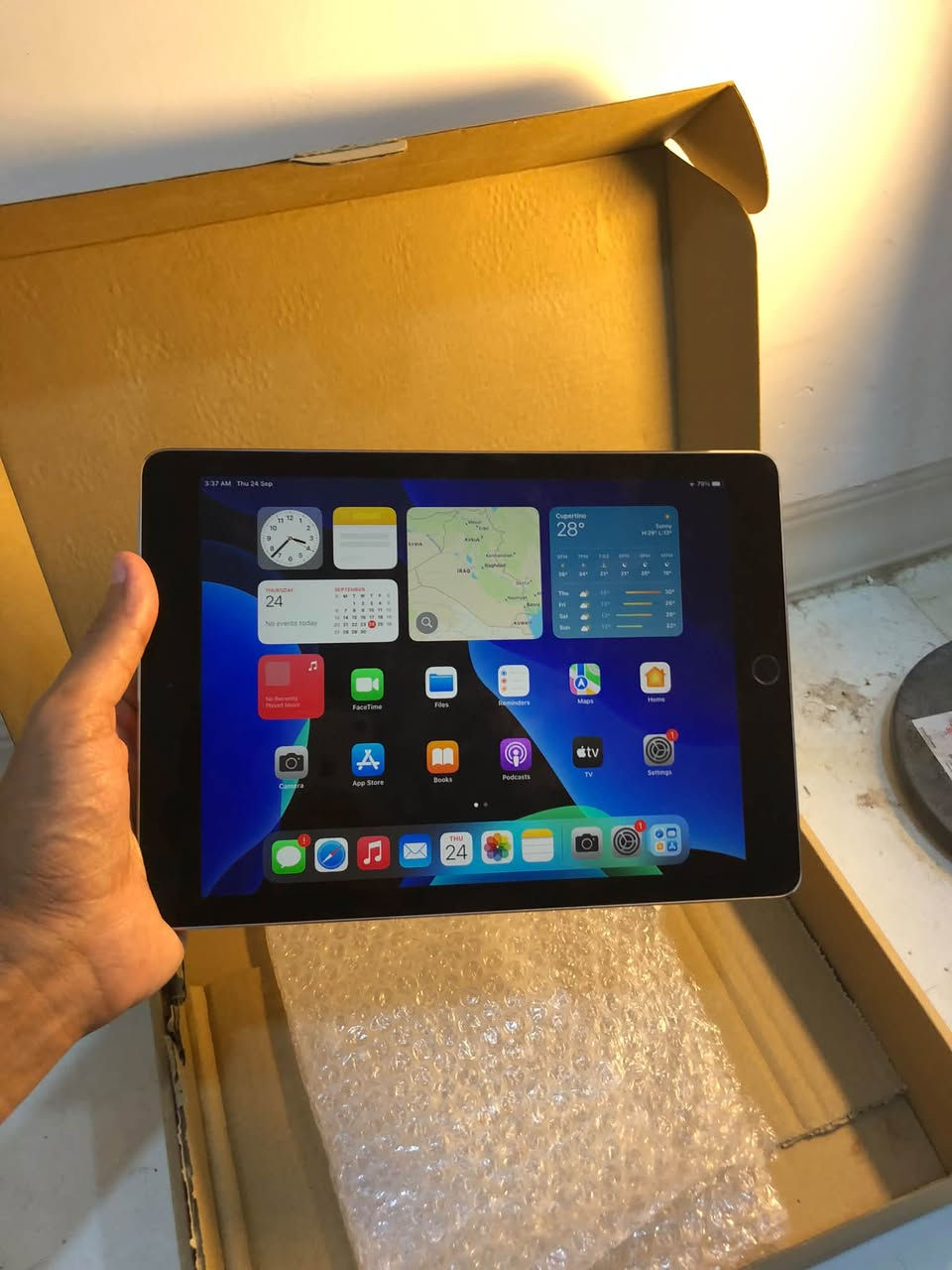ايباد برو 10
يدعم شريحه sim card
ذاكره 128 . بطاريه 95%
اربع سماعات محيطي . يدعم lidar scanner 
يدعم : apple pencil + magic keyboard  
يشغل : 60fps & Ultra HDR & gyroscope 
تصوير video 4k
وتربروف . نظافه 100%
ملحقات : شاحن أنكر اصلي عين الفهد + سماعات airpods pro type-C
متوفر كميات مفحوص حاسبه
سعر 225 الف مع توصيل

