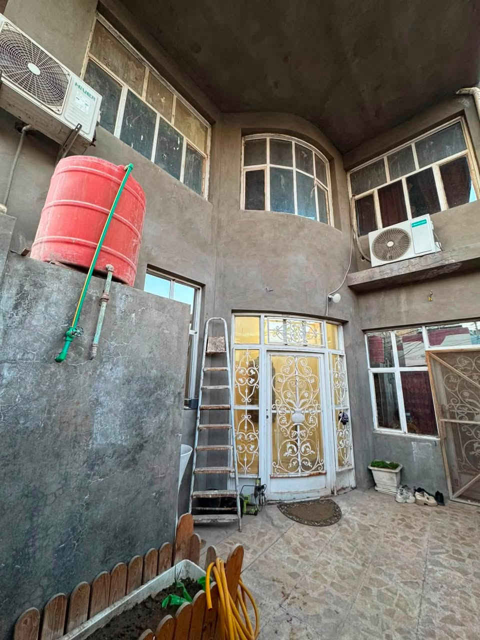 بيت للبيع بحي القدس الثاني قريب شارع البانزين خانه مساحة ١٠٠م مربعة بصف الركن طابقين الطابق الاول يحتوي على صالة واستقبال ومطبخ وصحيات عدد ٢ الطابق الثاني يحتوي على ٣ غرف وصحيات للاستفسار 
***********
