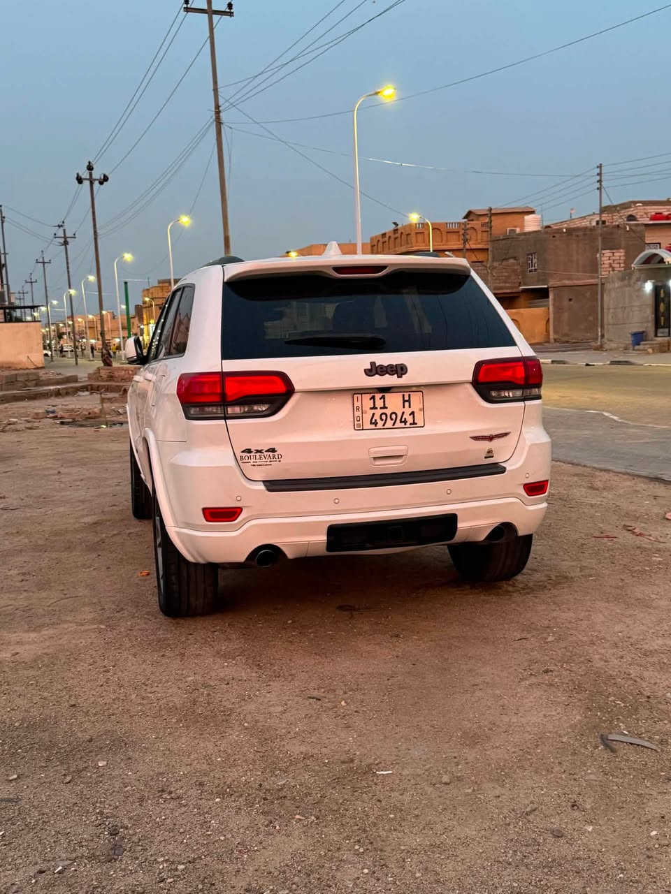 جيب (Jeep) 2018 للبيع – فول المواصفات 🚗
المواصفات العامة:
 اللون: أبيض 
 الرقم: بغداد
 الموقع المعاينة: البصرة - الزبير
🛠️ حالة السياره والضرر .
 الضرر: السيارة بيها ضرر موضح وفحص كامل  (جاملغ وباب خلفي).
 الدواخل: السيارة بدون دواخل (سليمة من الداخل).
 الإيرباك: سليم (بدون إيرباك).
✨ مواصفات وتجهيز السيارة (فول للاخير):
 السقف: بانوراما.
 الإضاءة: لايتات زنون بلادية.
 التبريد: ثلج وشغال 100%.
جوبلس :اربعه جدد.
تخم تاير .
جلد قياده ذاتيه .
 الحدادية: جاهزة وما بيها أي نقص.
 الإطارات: تخم تاير كامل جديد .
💰 السعر وتفاصيل البيع:
 السعر المطلوب:235 ورقه . وبيه مجال بسيط للطيبين.
 ملاحظة: التفاوض كلش قليل بالسيارة، يعني الشراي ما راح يتعب عليها.***********
