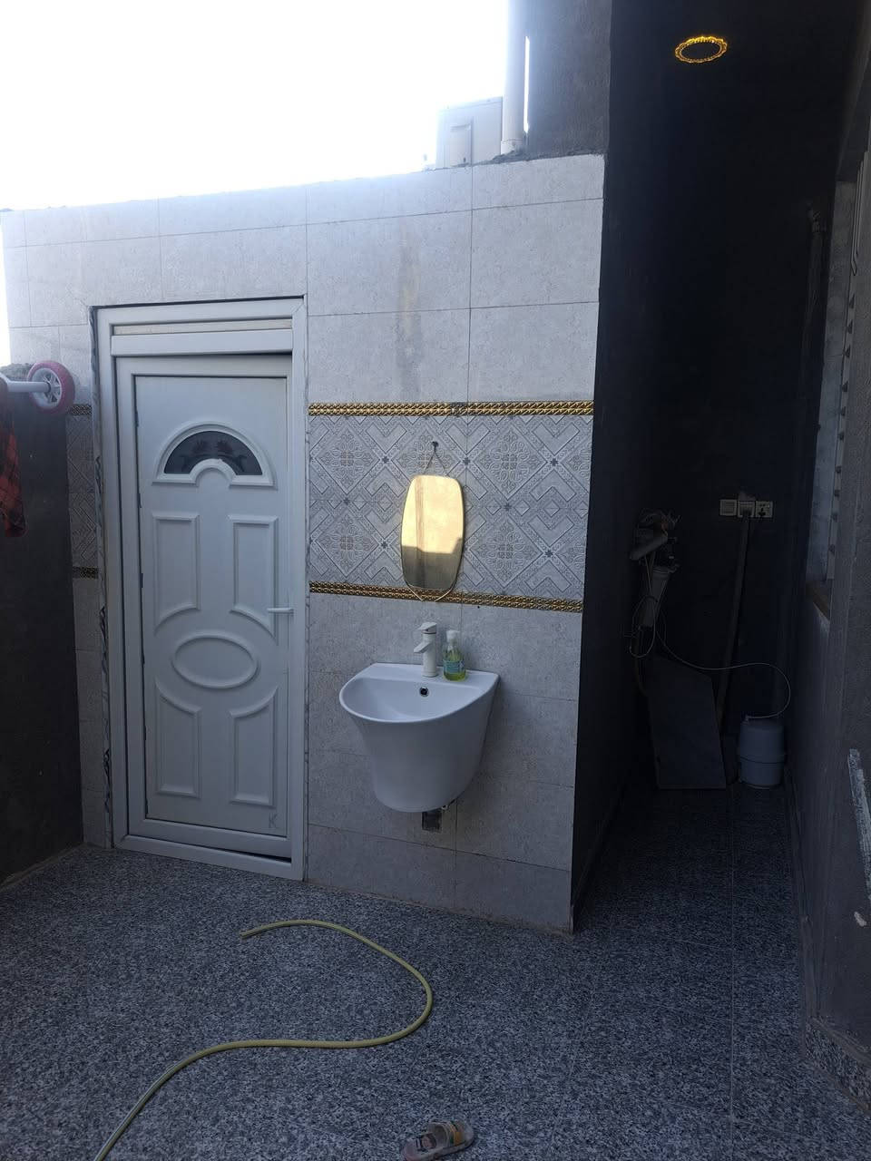 السلام عليكم
بيت للبيع 
المساحة ١٣٠ متر 
الطول ٢٠ متر 
العرض  ٦.٥ متر 
طريق المشاية على شارع ٣٠ متر يقابل الزراعي يحوي
ديوانية.  ٦ متر  * ٣.٣ متر 
غرفة كبيرة  ٦ * ٤ متر 
غرفة    ٦ * ٣.٣ متر 
غرفة  ٥ * ٢.٥ متر 
غرفة غير مكتملة مسكوفة سندويج. ٦ * ٤  تصلح سويت اذا اتممت 
مطبخ   ٥ متر  * ٢.٥ متر 
حمام ٢ متر * ١.٥  عدد ٢ داخلي وخارجي 
علما انه مرهون للاسكان 
يمكن بيعة وتحويلة باسم المشتري في دائرة الاسكان ويسقط فرق السعر الخاص بالاسكان 
للتواصل واتس اب 
***********
*********** للاتصال
