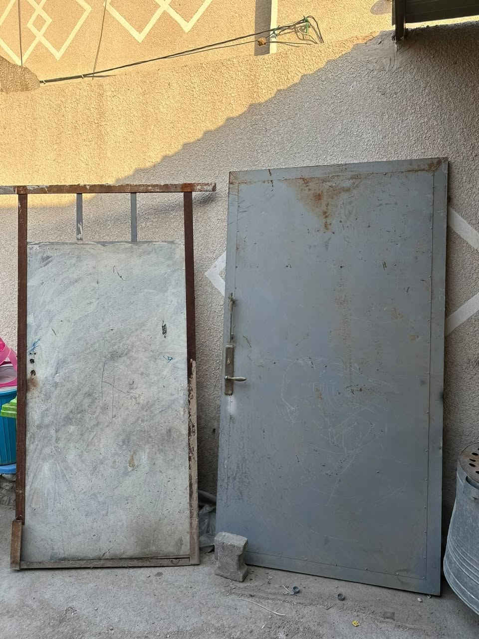 سلام عليكم باب رايسي العرض مترين ونص وقمريه الطول 9امتار وبابين نضيفات بغداد مدينه الصدر ***********
