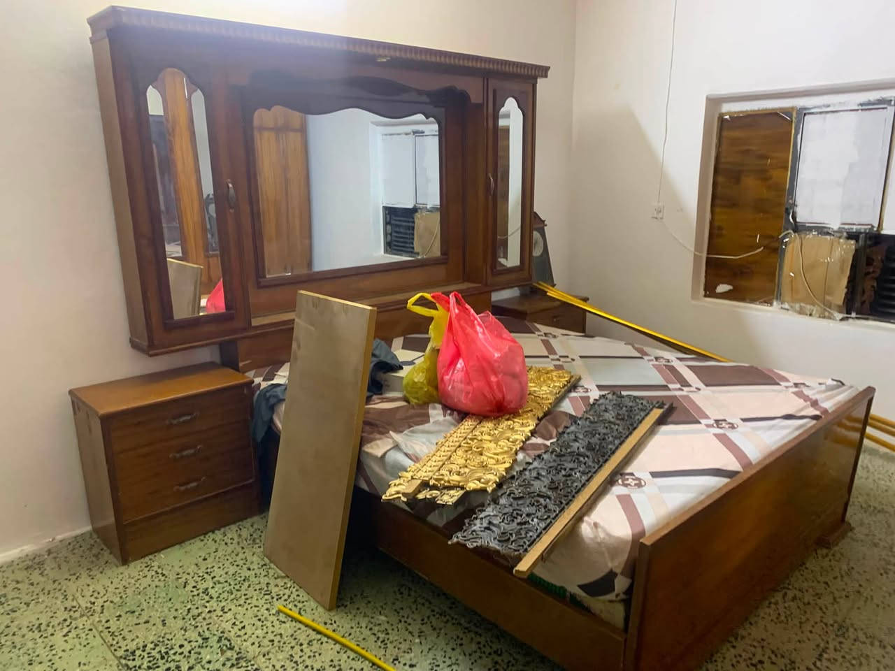 للبيع غرفه مسرح صاج نظافتها 90/100 كنتور ست ابواب  + دوشك جربايه
للبيع السعر ٨٠٠وبيها مجال 
الفلوجه للتواصل/***********
