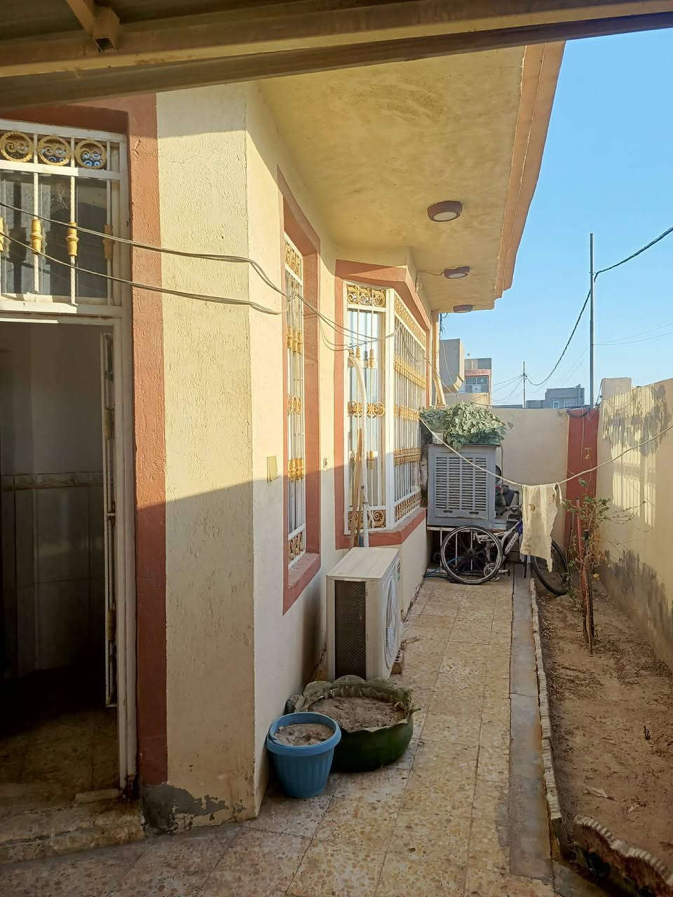 للبيع دار طابو صرف المساحه 200متر طابق واحد غرفتين نوم وهول واستقبال ومطبخ وكراج ورديه خارج خلف مستشفى الكفيل ابو مصطفى للعقار ***********
