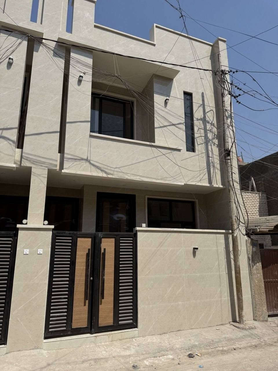 الدار للبيع
دار جديد 2026 للبيع طابو ملك صرف سكني 
المساحه 108.5 متر مربع الواجه 5.43 متر والنزال20 متر
العنوان: الدورة شارع 60 قرب اسواق توشة و القبة الصفراء قريب على السريع الدورة
مدخلين للبيت ويتكون من 
استقبال 
مطبخ
4 غرف نوم 
2 صحيات
البيت بناء درجه اولى 
الشبابيك اللامنيوم
والابواب الداخليه تركي
والابواب الخارجيه قاصه

السعر 258 مليون
رقم صاحب الدار
المهندس جمال
***********
***********
