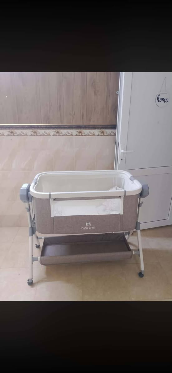 ئەم مێزتەوالێتە و جۆلانێیە بۆ فرۆشتن
ئەتوانن پەیوەندی بەم ژمارەیەوە بکەن 
***********
