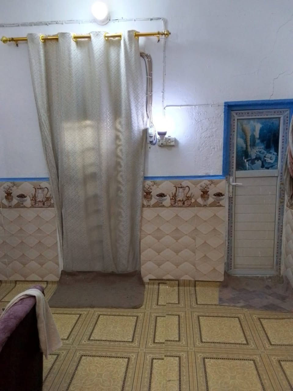 🏠 دار للبيع في موقع مميز جدًا – اليرموك 2

📍 الموقع: اليرموك 2، مقابل قرية الغدير، وبالقرب من مول الغدير للتسوق.

📐 المساحة: 80 متر
📏 الواجهة: 5.5 متر
📏 النزال: 15.5 متر

📄 زراعي سند 25 معاملتة مطوبة كاملة من البلدية 

🏡 تفاصيل البناء:
• عكادة درجة أولى
• مطبخ
• استقبال وصالة
• حمام داخلي للصالة
• منور مكشوف
• غرفة نوم مع حمام داخلي
• هزارة سيراميك
• أرضية سيراميك للبيت بالكامل
• بيت مرتب وحلو وجاهز للسكن

💡 الخدمات متوفرة بالكامل:
ماء 💧 | كهرباء ⚡ | إنترنت ضوئي مقابل الدار 🌐 كابينه مولده  مقابل الدار

📍 موقع استراتيجي وشارع جيد ، ومقابل مول الغدير للتسوق .

💰 السعر 21 وبيه مجال 

📞 للتواصل والاستفسار:
اتصال فقط: ***********
واتساب: ***********

🔑 والبيت قابل للمعاينة.
