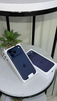 17 للبيع 256 بطاريه 99 نضافه 100‎%‎      07702599780