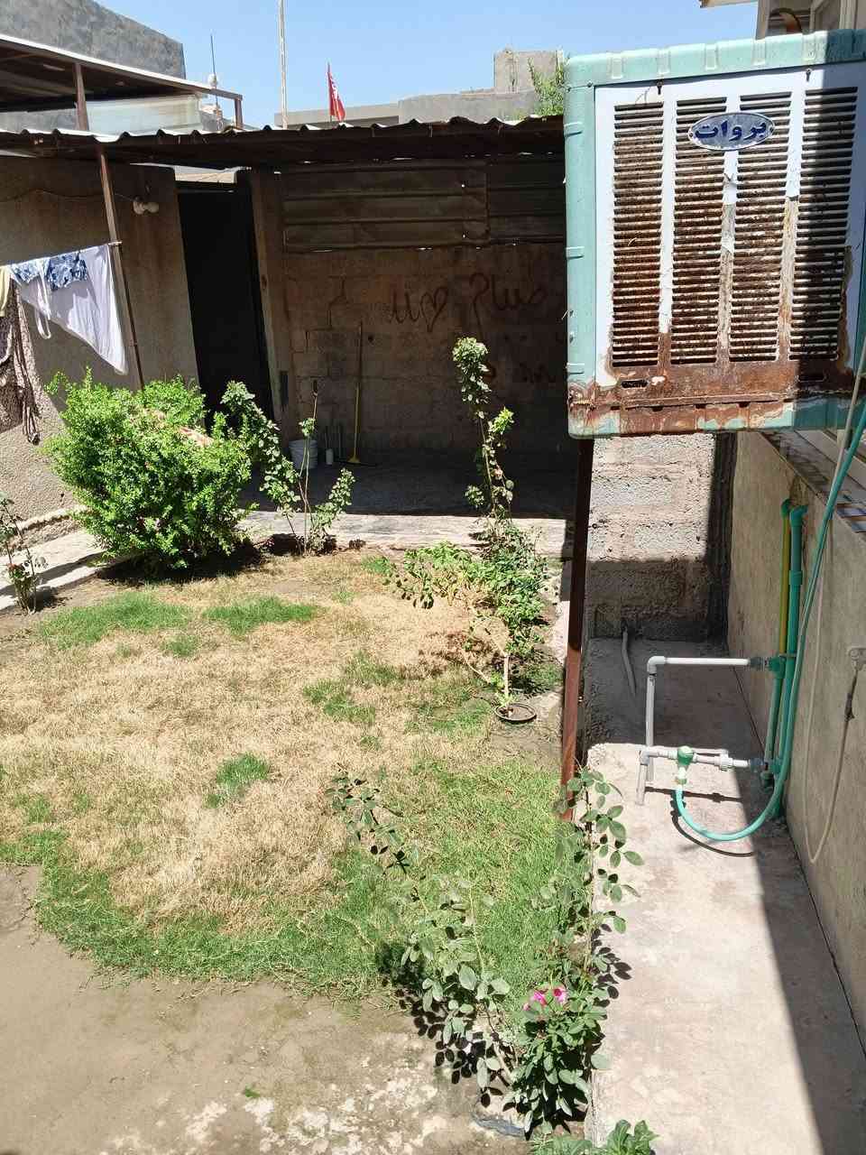 دار  للبيع المساحه 280 يحتوي على غرفتين نوم استقبال مطبخ  صاله صحيات كراج جبير حديقه زغيره خلف البيت كما موضح بل صور  العنوان قرب حولي ابو مهدي المهندس 
مي مجاري كهرباء عرض الشارع 8 متر 
جنس العقار عقد 117 الاستفسار لاتصال على الرقم ***********
