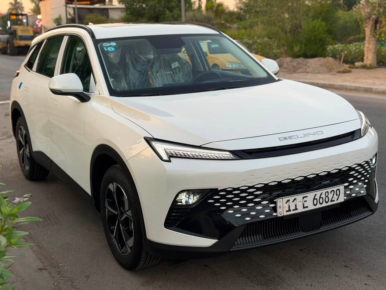 السلام عليكم
‏للبيع سيارة BAIC X55 
موديل 2025، 
السياره زيرووو ضمان شركه الصادق
سيارة تجمع بين القوة اليابانية والتكنولوجيا الحديثة
‏ : محرك 1500 Turbo، مع منظومة كير ومحرك (ميتسوبيشي ياباني) لأداء عالي واعتمادية.
‏ شاشات منفصله 
‏نضام تبريد لمس 
‏حساسات خلفيه اماميه
‏كراسي كهرباء +(تدفئه كراسي )
‏بانوراما
‏ثلاجه  
‏كامرات
‏تشغيل عن بعد 
‏نضام ركن تلقائي
‏تحكم اوامر صوتيه  بلنوافذ والتبريد والموسيقى 
‏وهواي مواصفاته 
‏ أنظمة القيادة: مزودة بـ 4 أنظمة قيادة مختلفة تناسب جميع الطرق.
‏ الضمان: السيارة تحت ضمان الشركة لمدة 6 سنوات (راحة بال كاملة).
السعر 27 مليون 250 الف دينار عراقي
 وبيها مجال إن شاء الله 
‏ مكاني بغداد _ الاعظمية
***********
