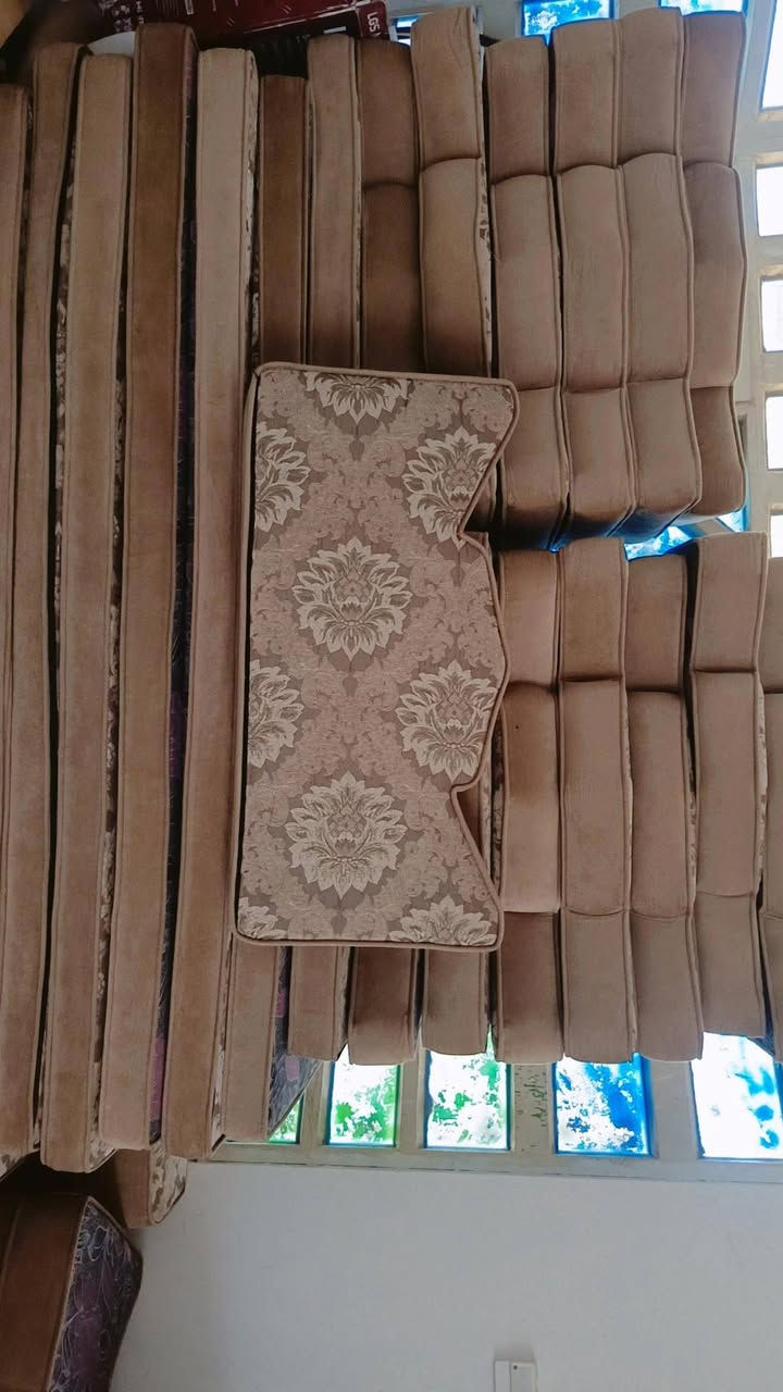 جلسة وجهين كل وجه لون حجم دبل ونظيفه
السعر 400 وبيها مجال 

جلسة كلش مرتبة وبعدها جديدة

***********

العنوان حي اور
