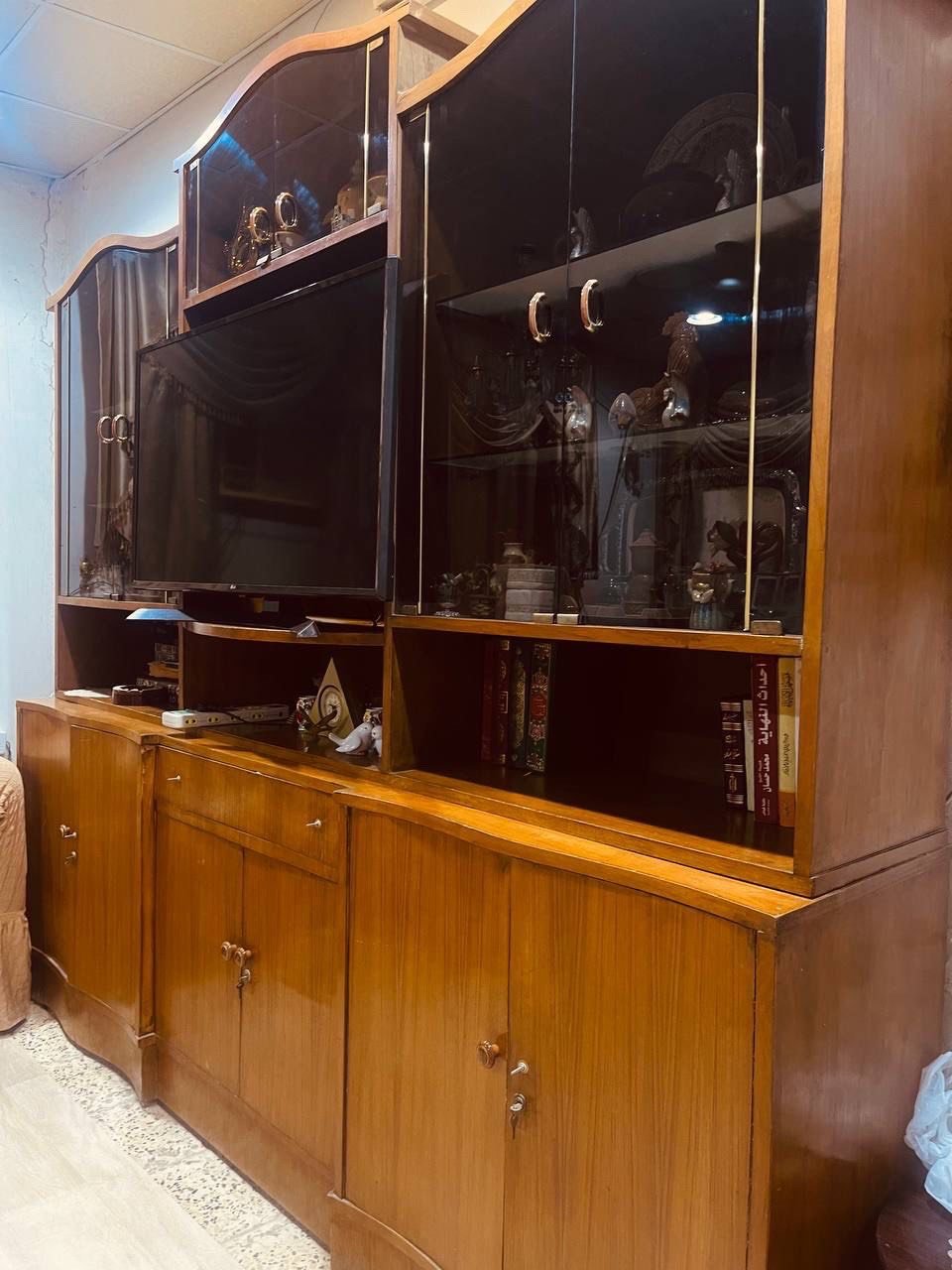 معرض صاج نظيف جداً للبيع يتكون من جزئين وقياساته مكتوبه بالصور سعره 450 الف وبيه مجال للشراي مكاني السيديه