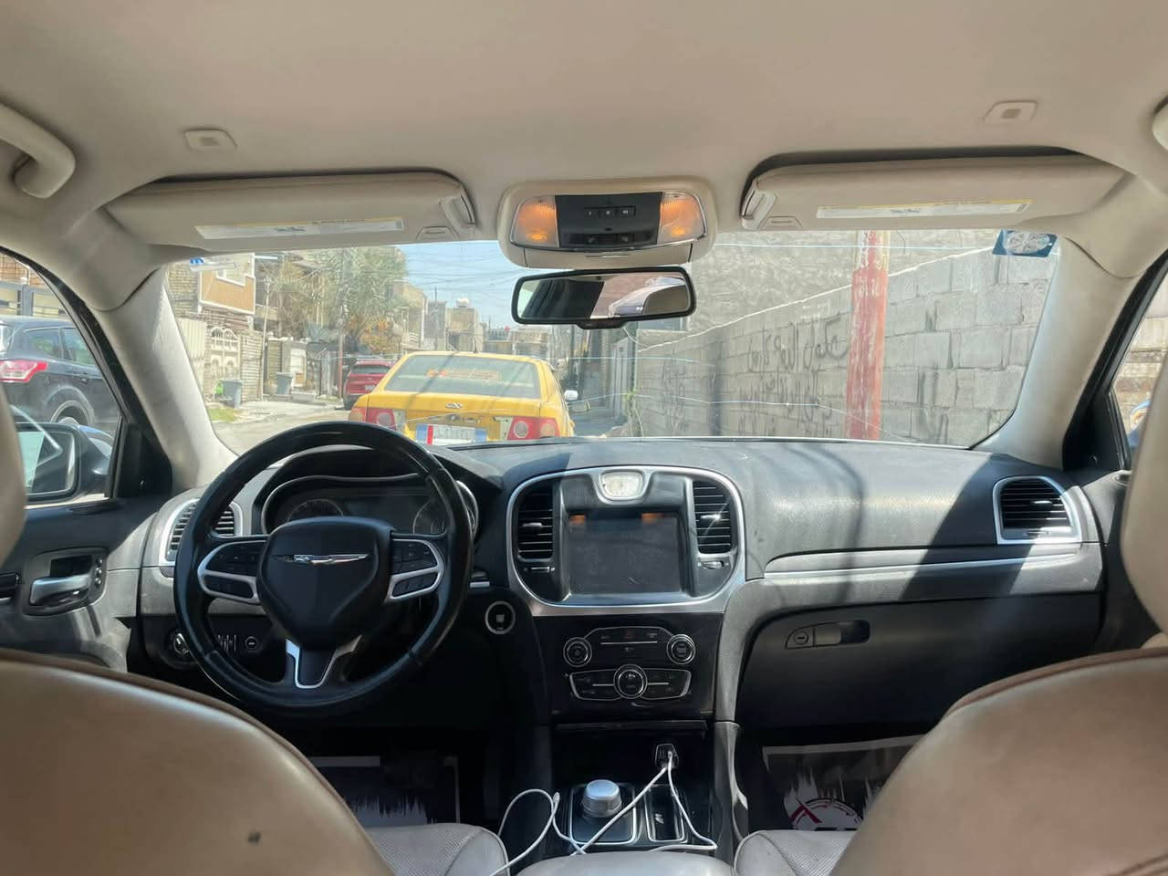 السلام عليكم كرايسلر c300 تورنك لون ابيض 2018 رقم بغداد ماشيه 200 الف كيلو مو ميل محرك 6 سلندر 3600 السيارة حادثهة مال امريكا موجود بالصور وبيهة 3 مكانات بارد مكاني بغداد الكرخ 
السعر 198 وبيهة مجال بسيط 
للتواصل ماسنجر أو  الرقم  ***********
