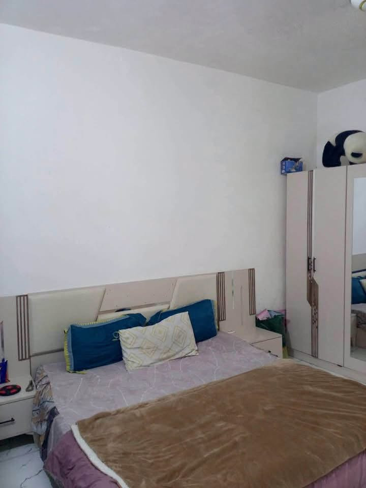دار سكني للايجار
موقعه #حولي_الجامعه_مقابل_بيت_المرمر

مساحته 150متر 
يحتوي علئ ثلاث غرف نوم وصاله ومطبخ واستقبال وصحيات داخليه وخارجيه وطارمه

#للاستفسار_اكثر_***********
أو مراجعه مكتب السند للعقار الكائن في الجزائر شارع المطاعم مقابل مدارس التفوق الاهليه
