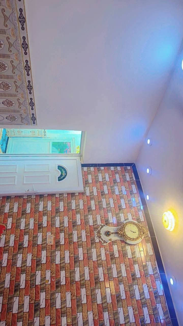 بيت البيع زراعي بدعه الرحمه شارع عشرين 
مساحه البيت 110مربع 
غرفه 5/4
صاله 6/3
مطبخ
ستقبال 6/4
صحيات خارجيه و داخليه
السعر55بيه مجال بسيط
رقم صاحب البيت ***********
‏‪***********‬‏
