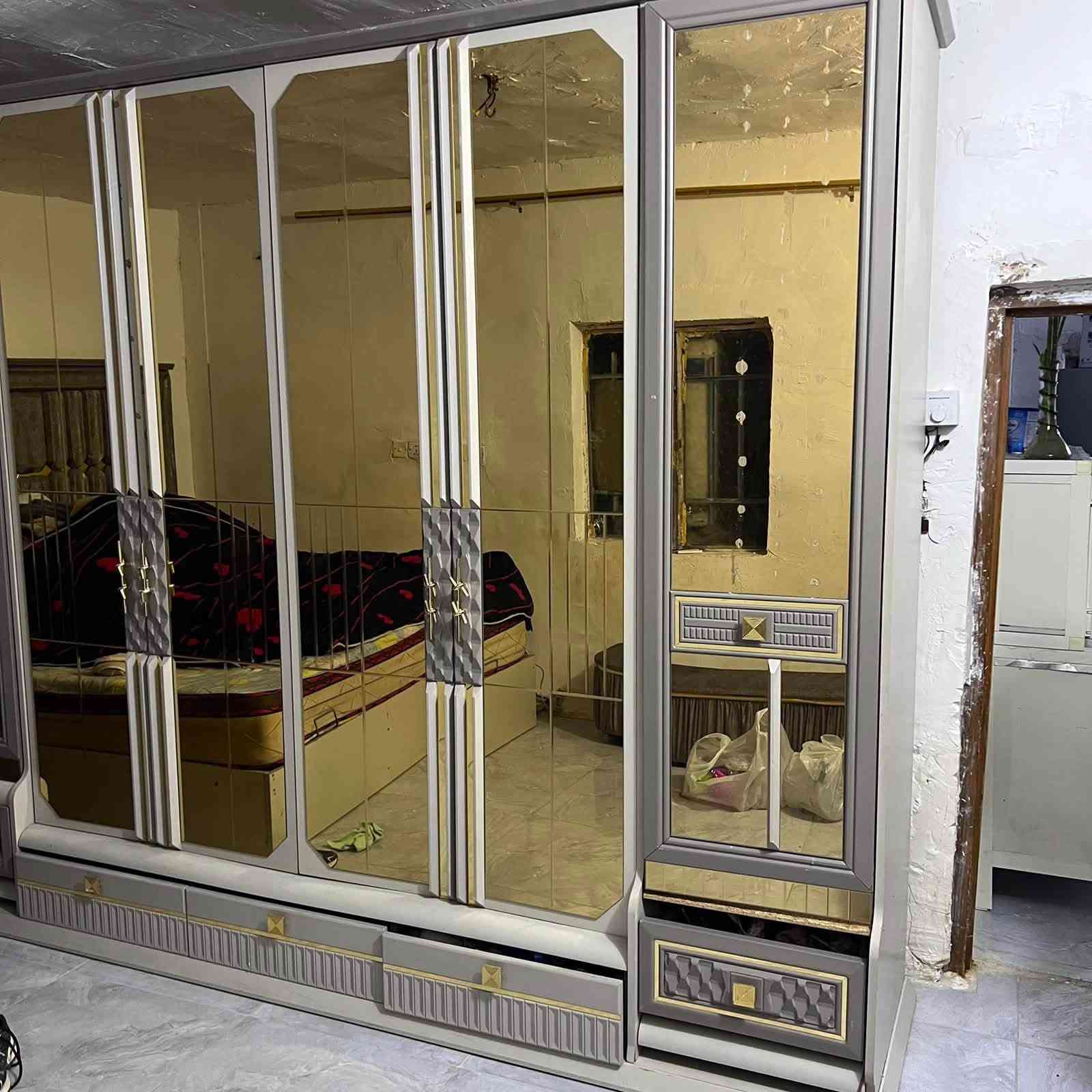 سلام عليكم غرفة مستعملة ونضيفة تحتوي على 10 قطع غرفة حلوة وقوية ونقص بيها فقط الميزين مال جرباية مكانها بغداد 
 *********** واتساب فقط
