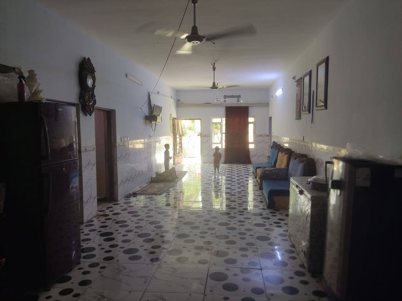 سلام عليكم من رخصت ابو الكروب مزرعة اللبيع مساحة ٣٠٠٠م مع بيت البيت يتكون من ٤غرف نوم وصالة واستقبال ١٥م ومطبخ وصحيات داخلية وخارجية خدمات كاملة كهرباء وماء اسألة وماء سقي تبعد عن شارع العام ١٥٠م العنوان طريق السنية جهة زوار مقابل جامعة جديده الاتصال على الرقم ***********
