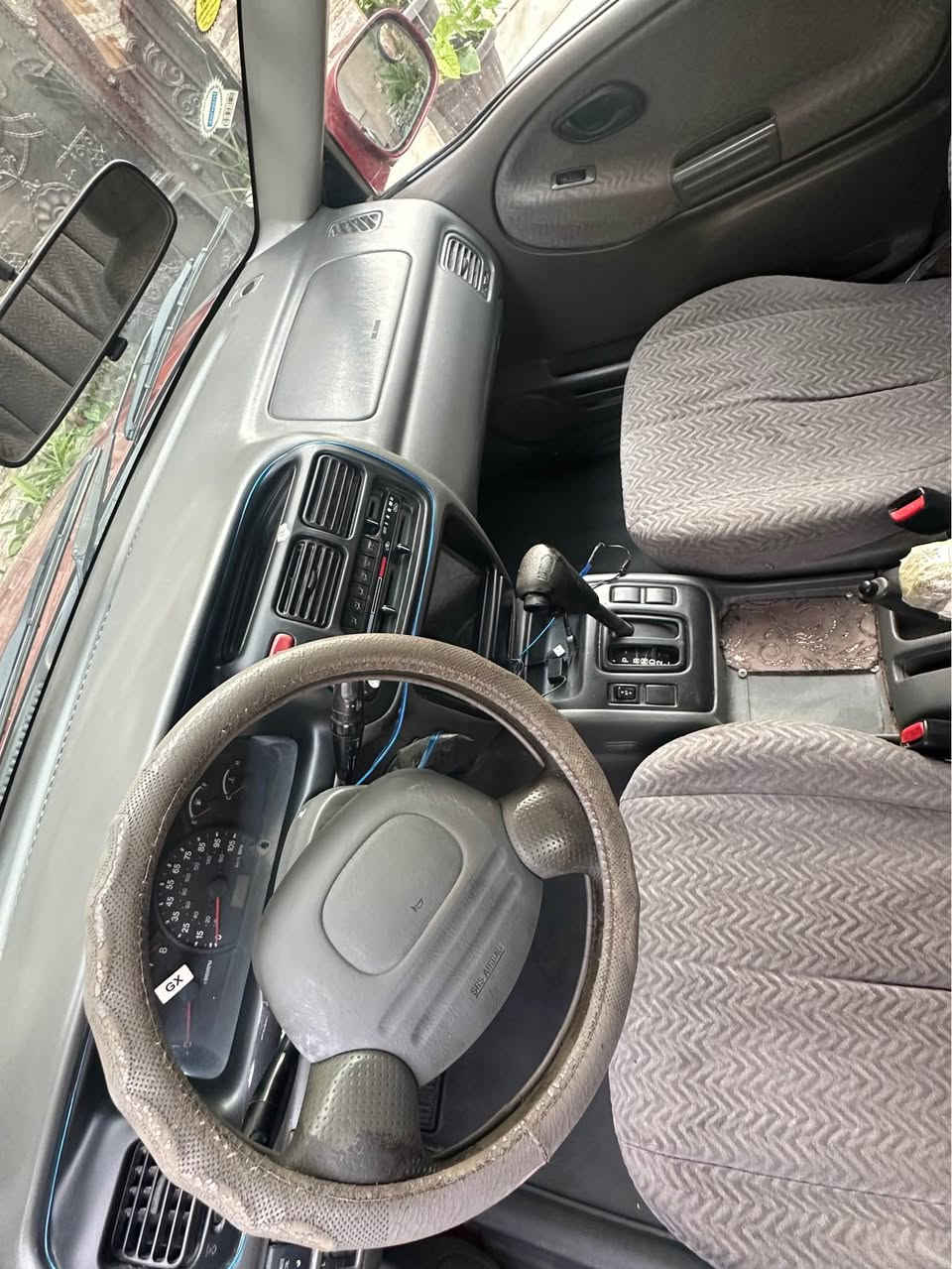 نوع السيارة: سوزوكي (Grand Vitara / Vitara) 
اللون: أحمر ماروني (عنابي) مع دعاميات رمادية 
الموديل: سنة الموديل،2001
الرقم: سليمانية /
المحرك: [كامري/ 4 سلندر]
الكير: [أوتوماتيك 
منظومة الدفع: [دفع رباعي 4x4 / دفع خلفي]
 السيارة جاهزة للاستخدام. 
💰 السعر: [60 ورقة 
📍 المكان:  كركوك /
بطاقة بانزين كركوك
📞 للتواصل والاستفسار: *********** كركوك, العراق

