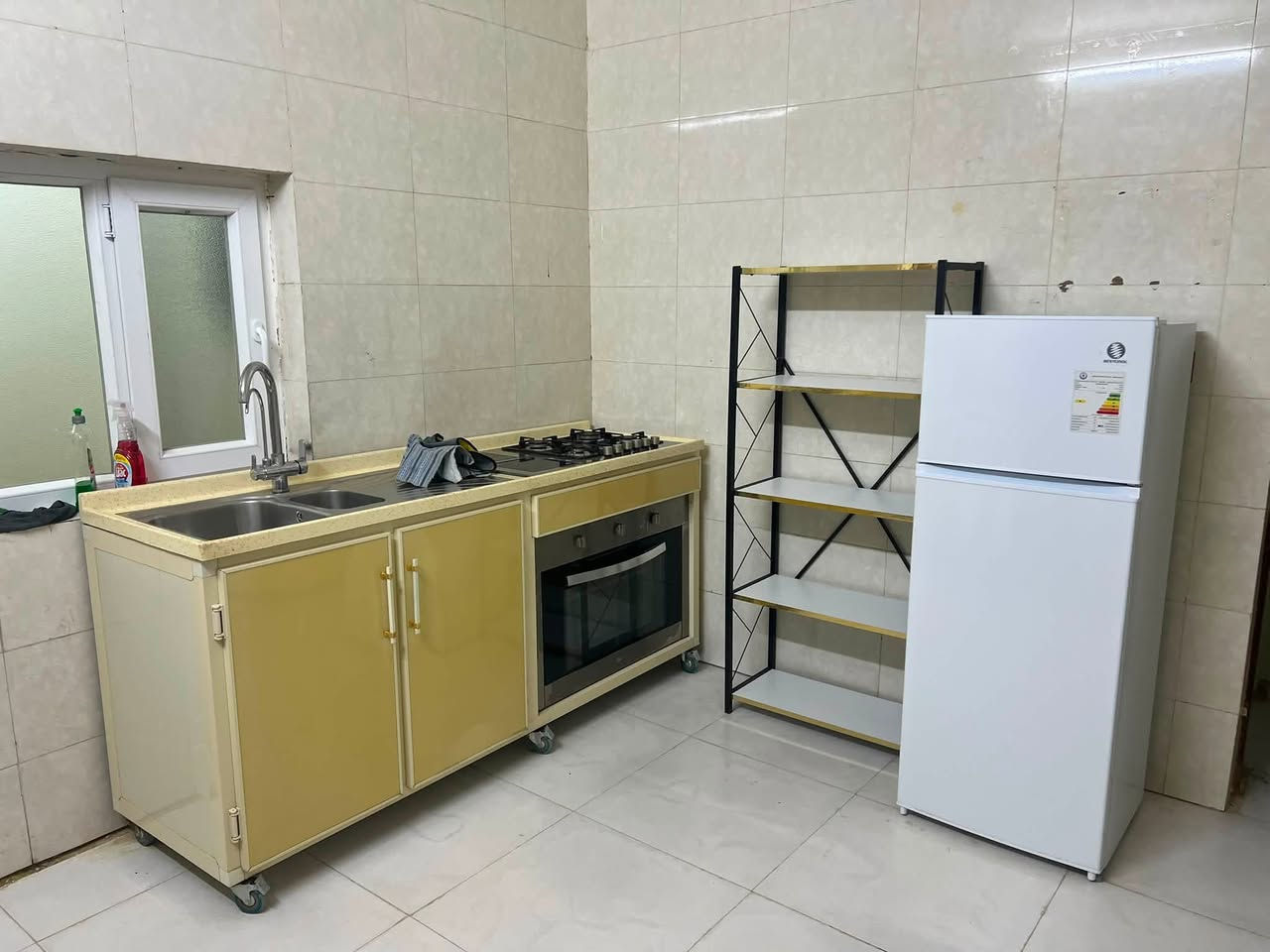 بيت للايجارطابقين ثلاث غرف نوم بناء جديدالبيت نص اثاث اربع سبالت وكاونتروثلاجه وطباخ وفرن وملحقات اخرى العروبه مقابل مول ابوشامه للاستفسار***********مكتب الشهم للعقار
