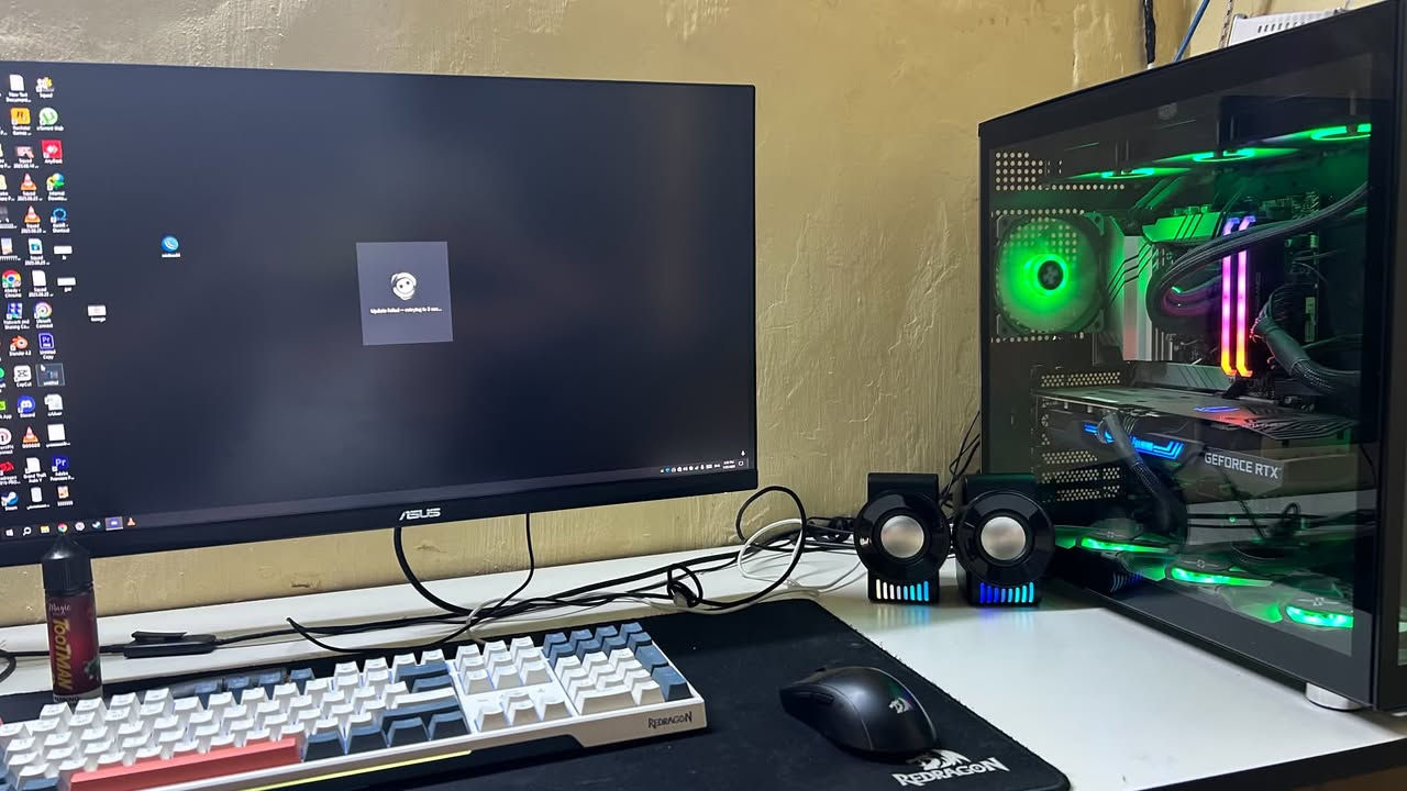 السلام عليكم حاسبة كيمك للبيع 

مواصفات الحاسوب

• الكيس: Xigmatek Aquarius Pro X
• اللوحة الأم: ASUS Prime Z790-P D4
• المعالج: Intel Core i7-13700KF
• مبرد مائي: Cooler Master 360mm AIO Liquid Cooler
• كرت الشاشة: ZOTAC Gaming GeForce RTX 3070 Ti 8GB
• الرامات: Corsair Vengeance 16GB (2×8GB) DDR4 3200MHz CL16
• وحدات التخزين:
  - Addlink NVMe PCIe 3.0 x4 SSD – 1TB
  - Samsung NVMe SSD – 512GB
• مزود الطاقة: 850W
• الشاشة: ASUS TUF Gaming VG27AQ1A – 27” QHD (2560×1440) IPS, 170Hz, 1ms

الملحقات
• ماوس: Reragon K1ng 4K pro
• كيبورد :Redragon Trundle K668WB0-RGB – Wired Mechanical Keyboard (108 Keys, RGB)
• السماعات :HyperX Cloud II – Wired Gaming Headset (7.1 Virtual Surround)) 
 التواصل واتساب ***********
