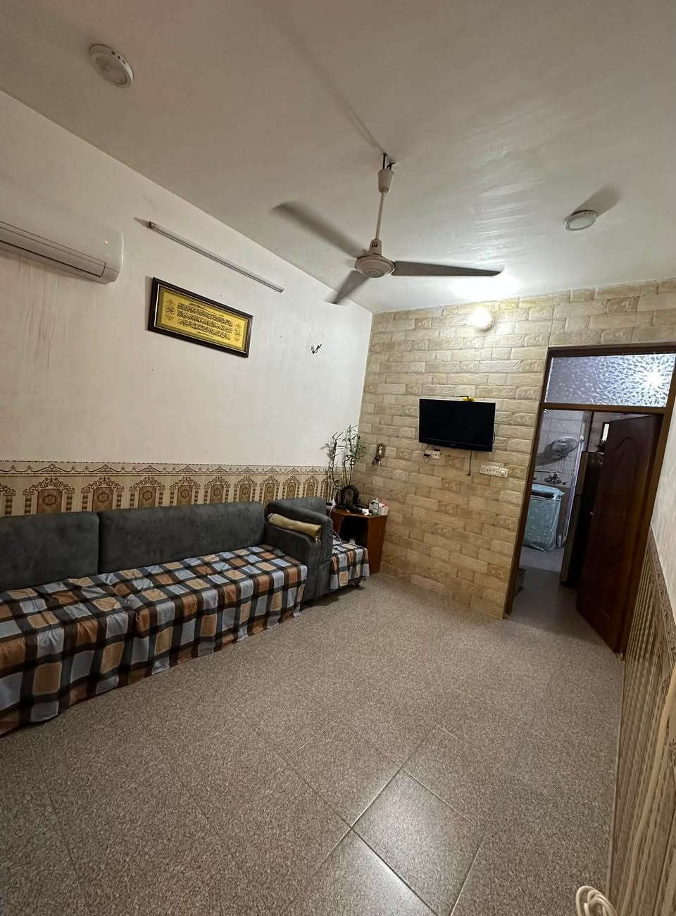 السلام عليكم
للبيع منزل بمساحة ٥٠ متر مربع 
سنة البناء ٢٠٢٠
*الواجهة ٣
*النزال ١٧
*الموقع الشعب حي التجار العقاري خلف مدرسة المروج الخضراء الاهلية + قريب من الشارع العام 

المواصفات :
*الطابق الارضي: استقبال ، حولي ، حمام/خدمات ، غرفة نوم.
*الطابق الاول: غرفتين نوم مع حمام/خدمات.
*السطح: سطح امامي وسطح خلفي بينهما ممر .
للاستفسار الاتصال على الرقم / واتساب : 
***********
