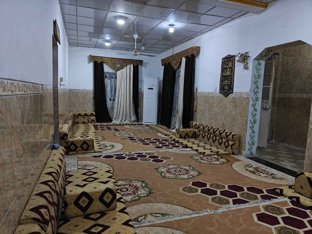 سلام عليكم بيت في حي المكرمه حرف T  مقابل الطاقه خلف جنح المحكمة مساحة البيت ٢٦٣ متر مربع يحتوي البيت ع 
غرفة نوم عدد 5
صاله عدد 2
استقبال كبير 
مطبخ تركي
حمامات عدد 5
حديقة كبيره 
مخزن 
البيت طابقين بناء قديم بس ينسكن لأن مررم جديد وبناء طابوق جمهوري أساس صب بيت قوي 
السعر ٣٣٠ مليون تريد نصف بيت هم ابيعك سعر نصف البيت ١٦٥ مليون مساحة النصف ١٣١ ونص متر
التواصل فيس أو ع الرقم ***********

