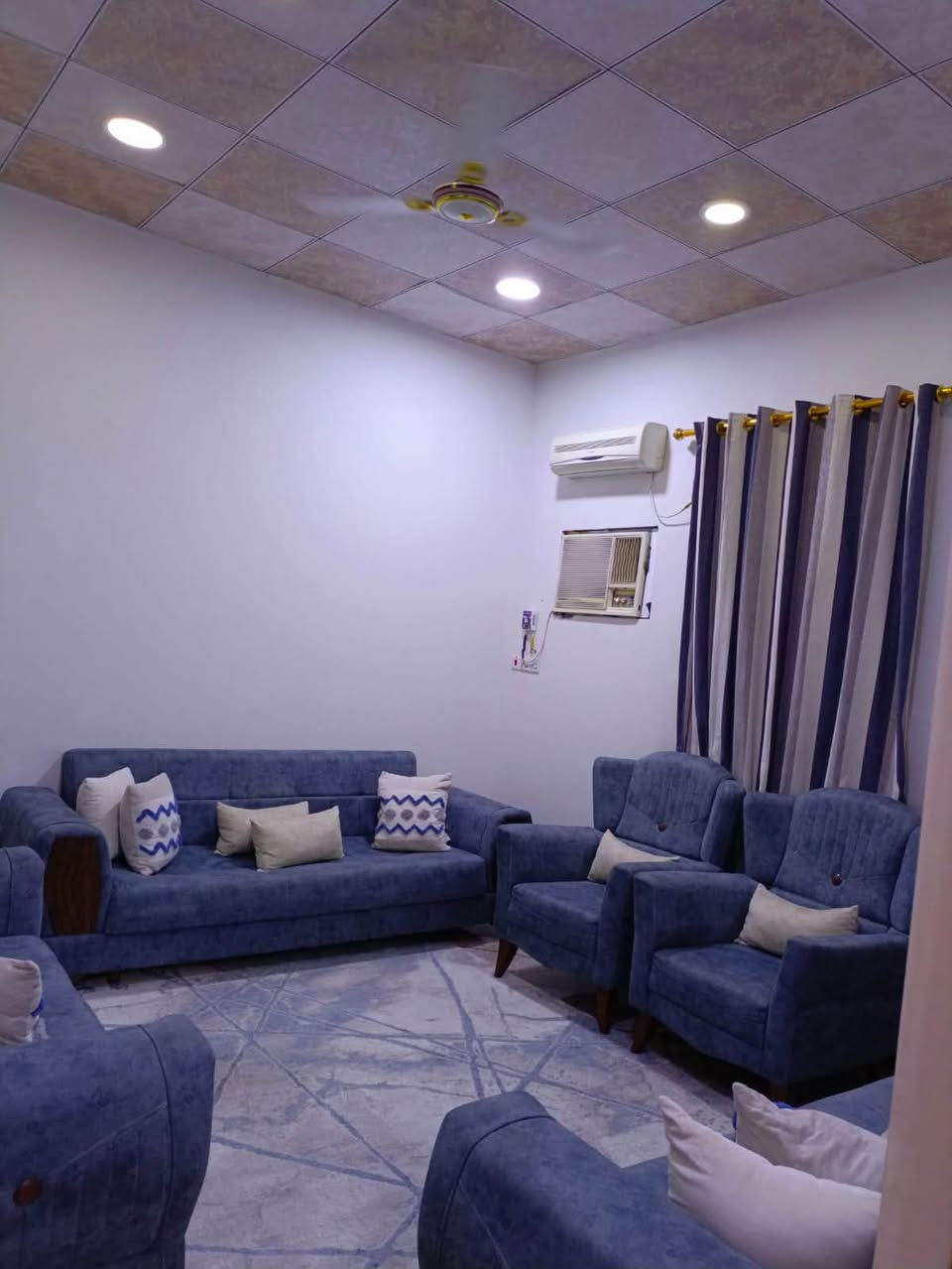 🏠 عرض مميز: بيت طابقين للبيع بمواصفات ممتازة
​فرصة رائعة لامتلاك منزل متكامل بتصميم مستغل بدقة ومساحات مريحة تناسب العائلات الكبيرة، في موقع حيوي وقريب من الخدمات.
​📍 الموقع والعنوان:
​العنوان: طريق العوجة - خلف المستشفى الصيني.
​الشارع: شارع روضة ماما كفاح.
​📌 المواصفات العامة:
​المساحة الكلية: 200 متر مربع.
​الأبعاد: 10 × 20 متر
​مساحة البناء: 150 متر مربع.
​عدد الطوابق: طابقين 
​📐 التقسيم الداخلي للمنزل:
​🔹 الطابق الأرضي:
​الاستقبال: ديوان مستقل ومريح لاستقبال الضيوف + صالة عائلية واسعة.
​غرف النوم: غرفتين (2) 
​ مطبخ 
​الخدمات: حمام داخلي مفصول + حمام خارجي إضافي.
​🔹 الطابق الأول:
​غرف النوم: 3 غرف نوم واسعة.
​المطبخ: مطبخ ثانٍ (يوفر استقلالية تامة للطابق).
​الخدمات: حمامات مفصوله 
​السعر المطلوب: 160 مليون قابل للتفاوض
للاستفسار:***********
