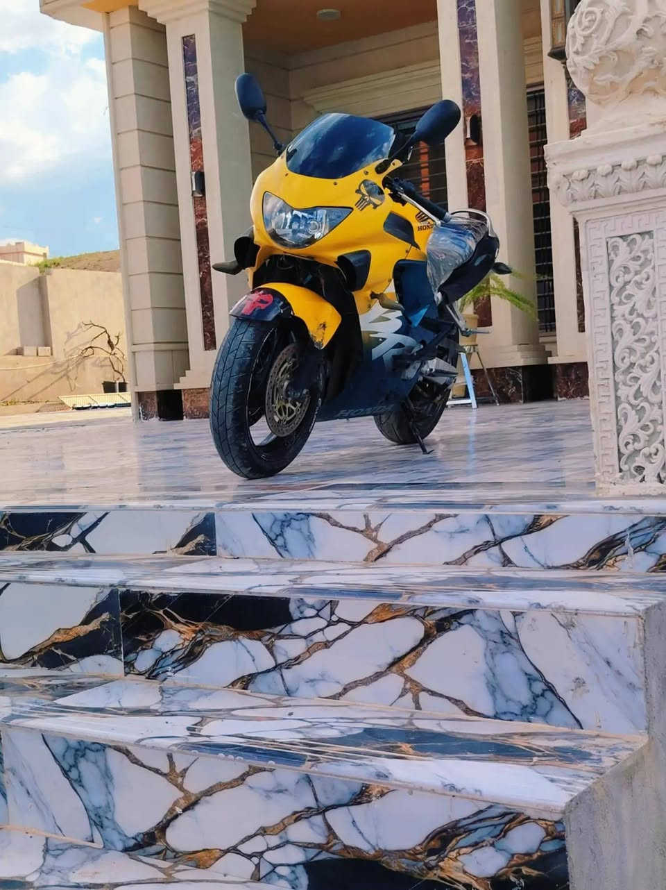 بطحه ب 23 ورقه بيها مجال التكريت/***********

نص مكتوب في الصور:
- حبي المستحيل