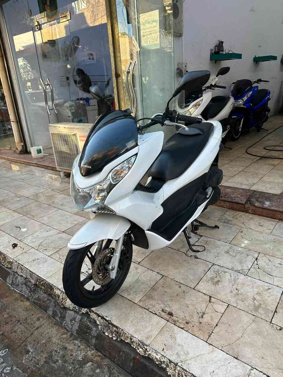#السلام_عليكم_أخوتي_الغوالي 
#الوجبه_الجديدة
#مال_مزاد_شرط_رمبه 
# هوندا pcx جيل الاول  👍
 #شرط الضمان 💯💯
#بعده بحالة الوكاله فول نظافه مكفول 
#نظافه فول 💯💯👍 
#اللون أبيض 

البيع نقد والأقساط 👉
مصرف الرافدين فقط👉
مواظف ومنتسب ومتقاعد و الوريث 👉
استقطاع الاكتروني بدون مقدمه👉

#مكاني كوت المشروع شارع ميكانو 👉
***********☎️
***********☎️
أخوكم سيد محمد
