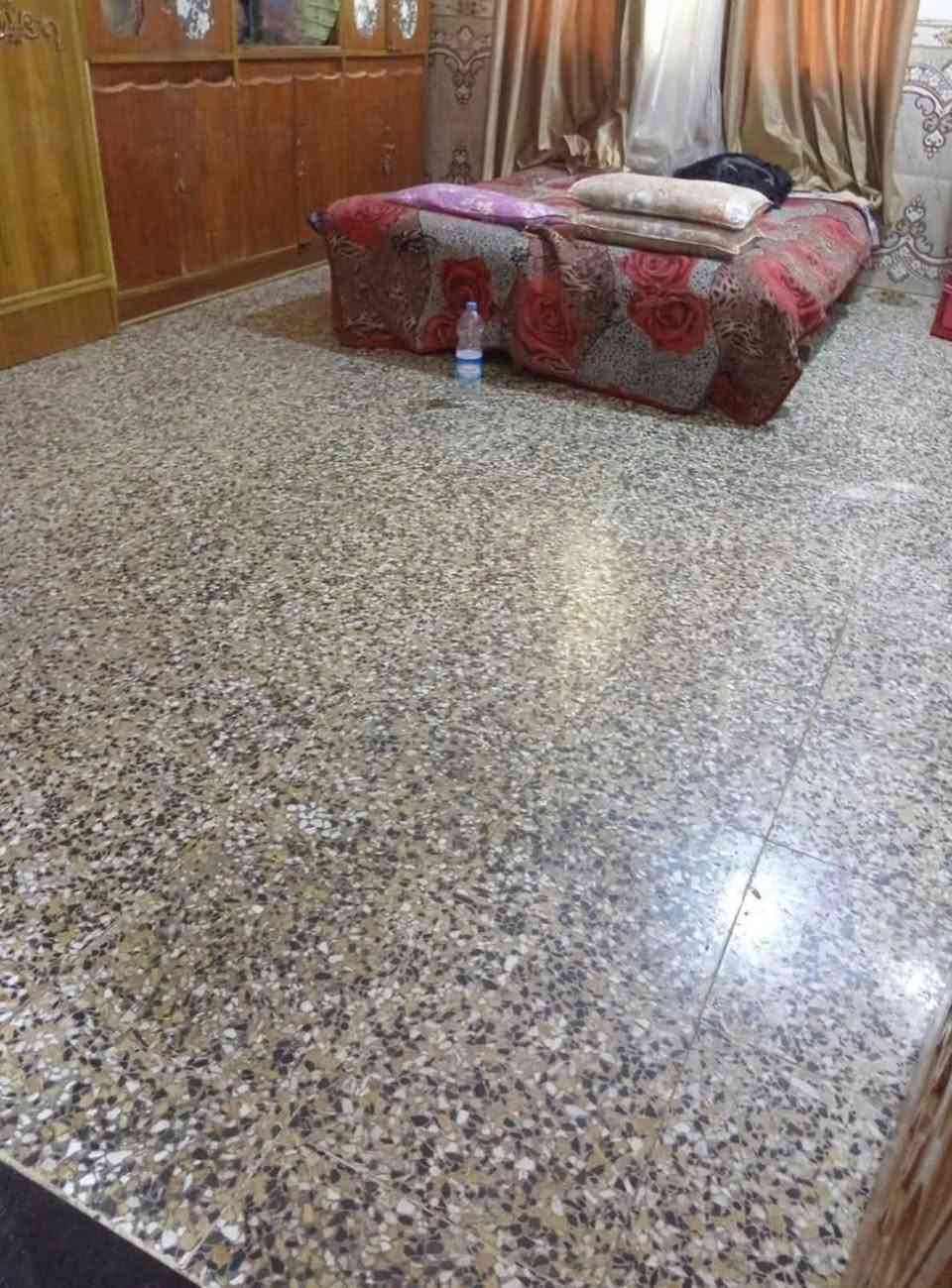 سلام عليكم بيت للبيع مساحه 250 يحتوي عله غرفتين نوم وصاله وكندور ومساحه داير البيت قرب جسر بته قريه جمجمه مقابيل الجبل سند 25 الاستفسار تصال ***********
